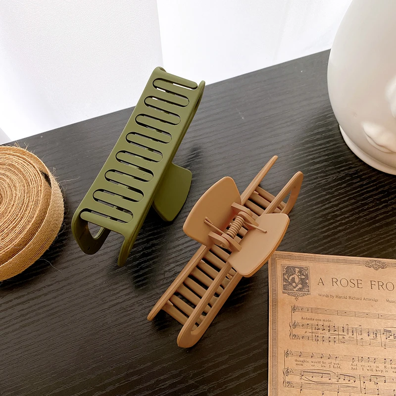 Yucat Wholesale 12cm PC Material Fashion Korean Big Hair Clips Accessories Large Plastic Matte Hair Claws For Women