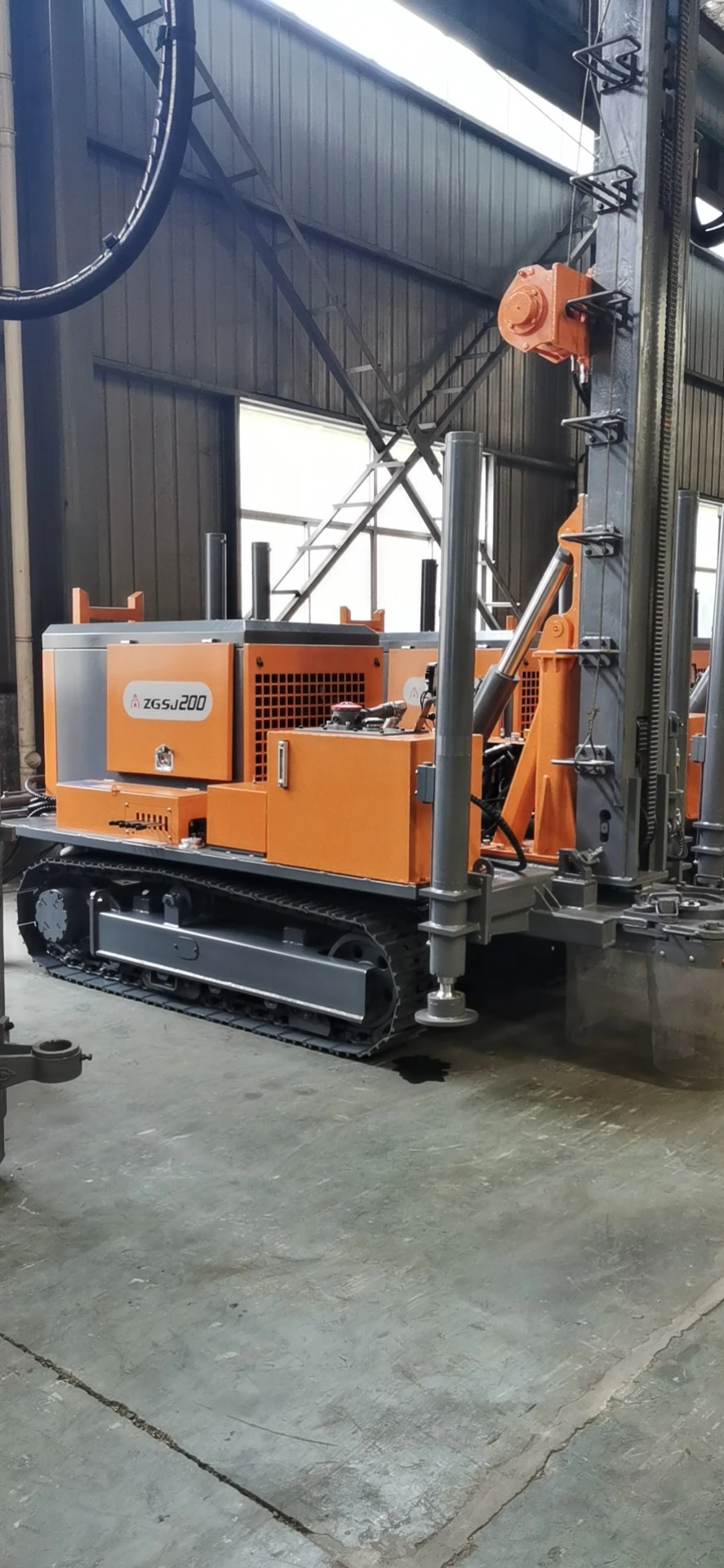 Hot sale chinese manufacturer 200m mobile diesel hydraulic borehole water well drilling machine price in south africa ZGSJ-200