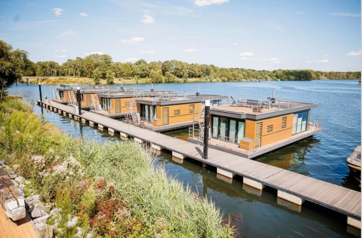 Luxury Floating Hotel Glamping Pod Prefabricated Luxury Container Houses for Tourism Movable Luxury Villas and Homes