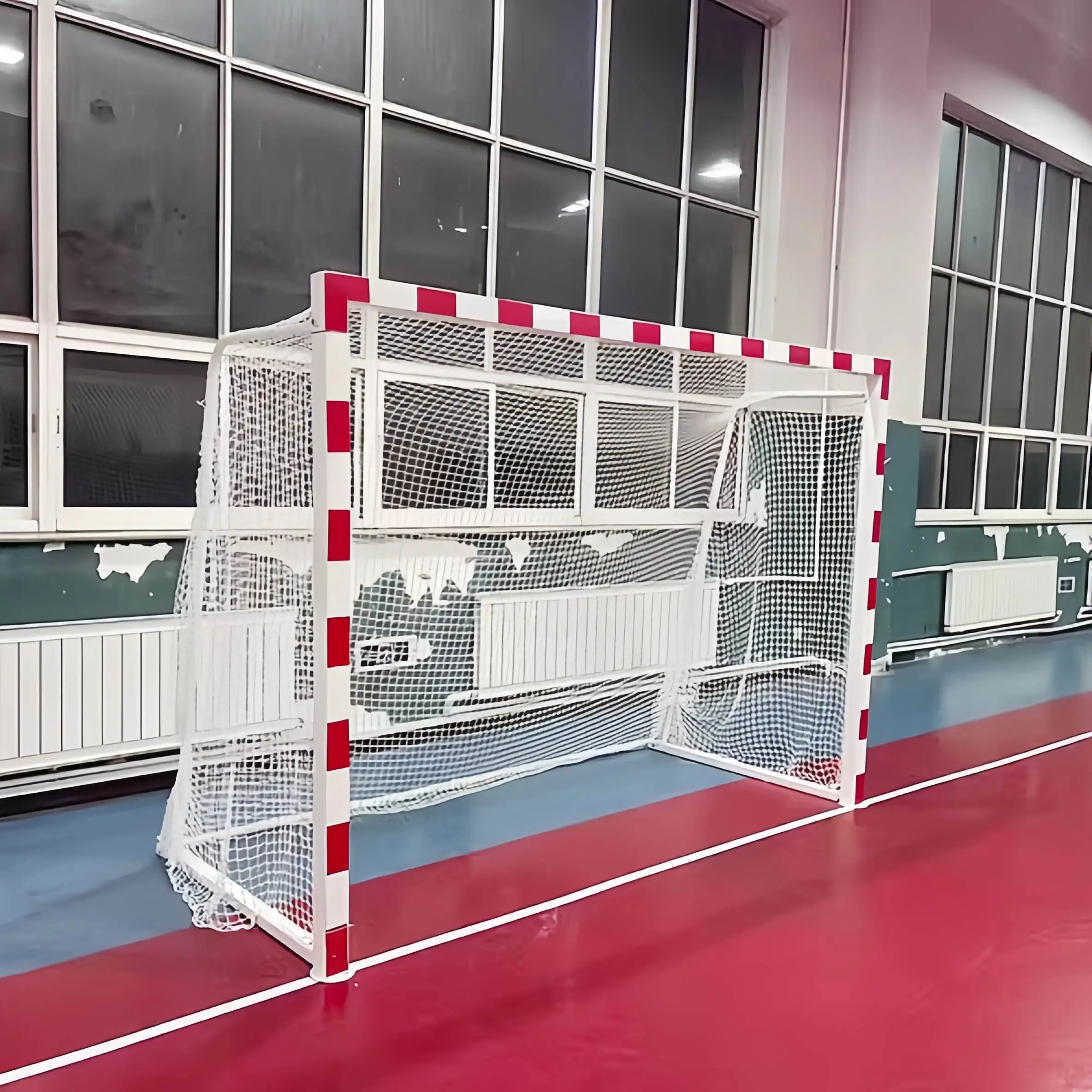 Белые и красные подвижные ворота гандбола после футзала футбольные Голы