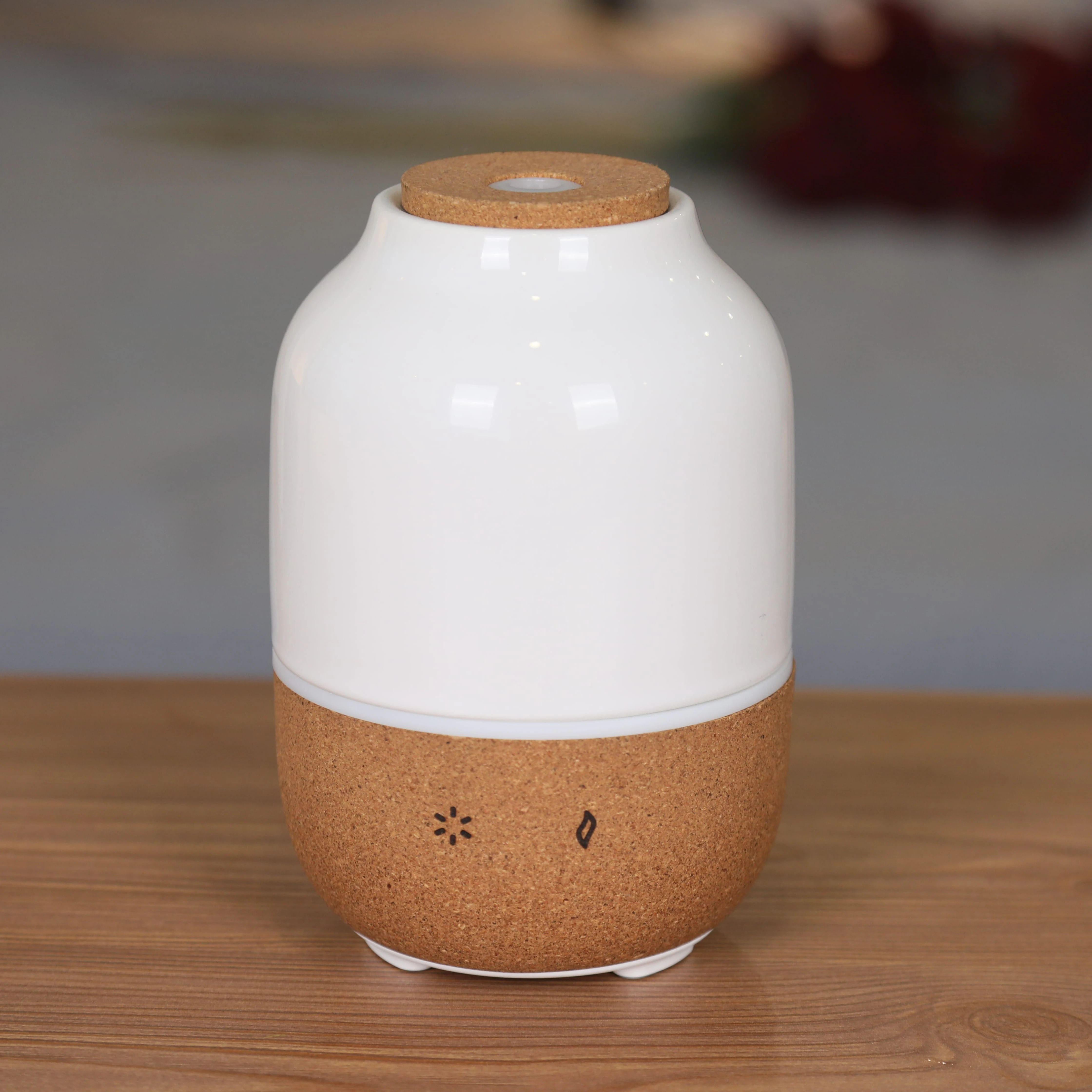 High-class China Ceramic 130ML Low Noise Ultrasonic Mist Maker Warn Light Electric Air Diffuser