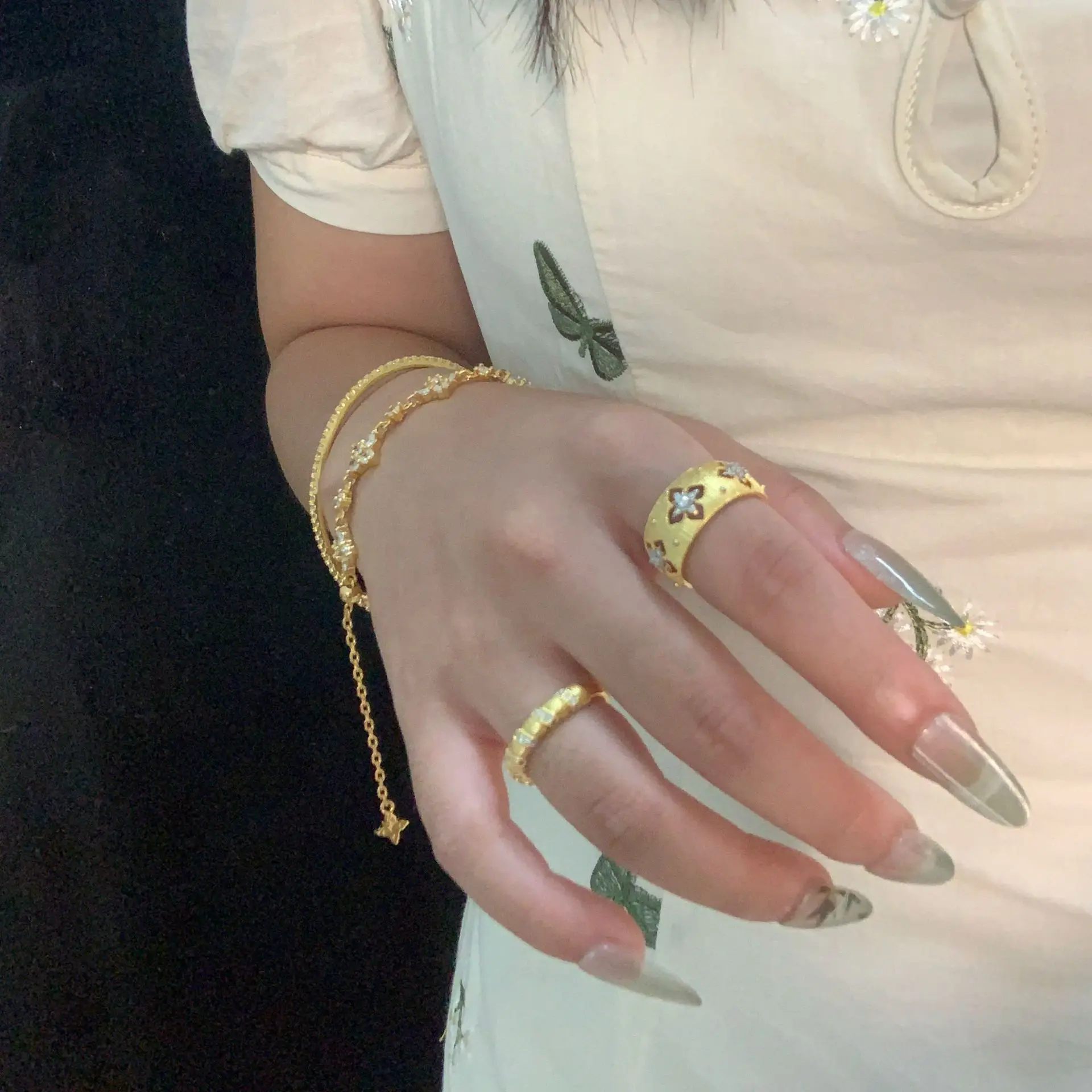 MUFAN Italian Gold Narrow Version Four-Leaf Clover Embossed Two-Color High-Carbon Diamond Bracelet Fine Chain & Link Bangle