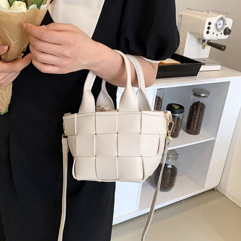 YiWu Suka Ins Ladies Bags Women 2022 Summer New Trendy Fashion Woven Messenger Female Designer Portable Bucket Handbags