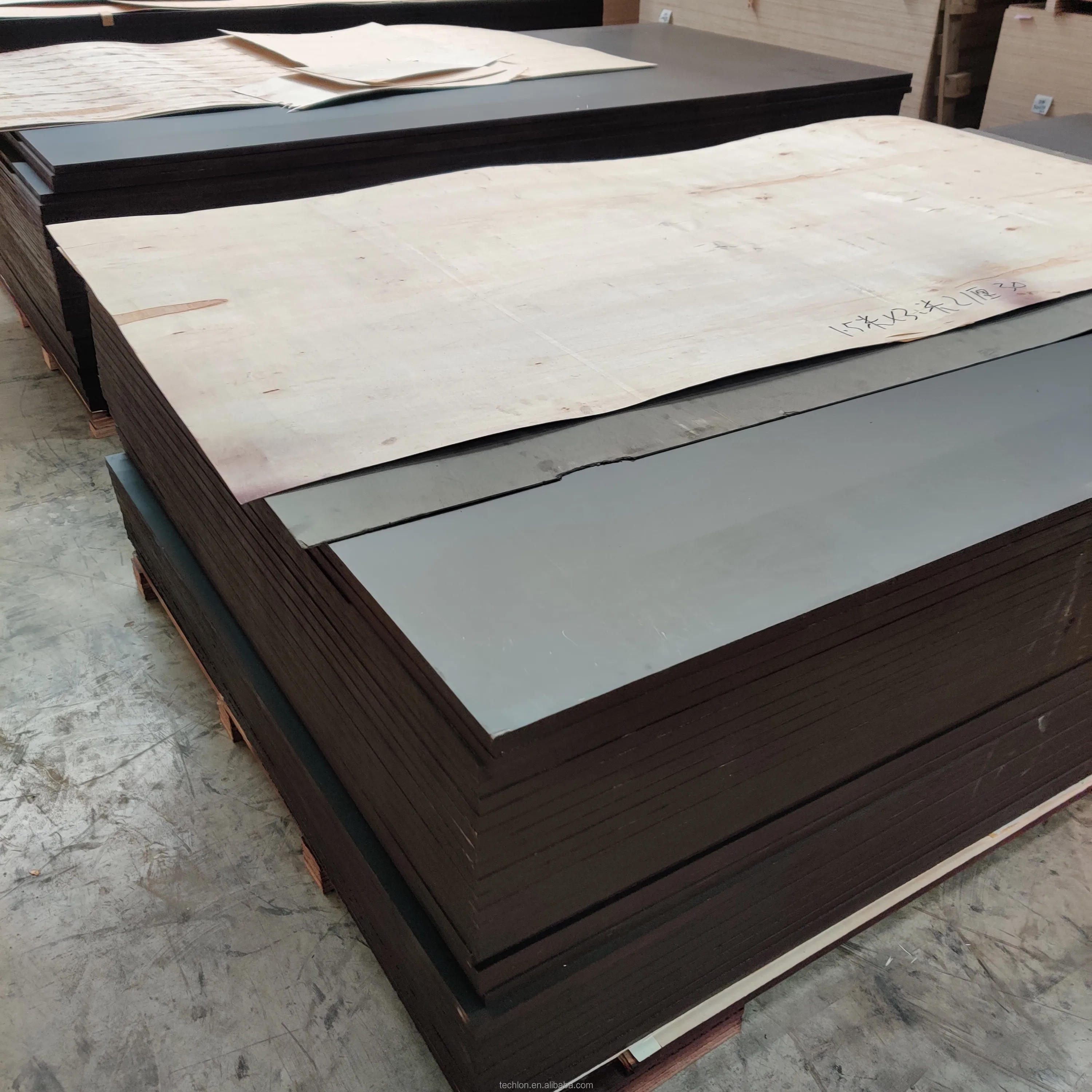 Manufacture 4*8 ft 15mm Melamine E1 moistureproof Film Faced Plywood s for Building concrete