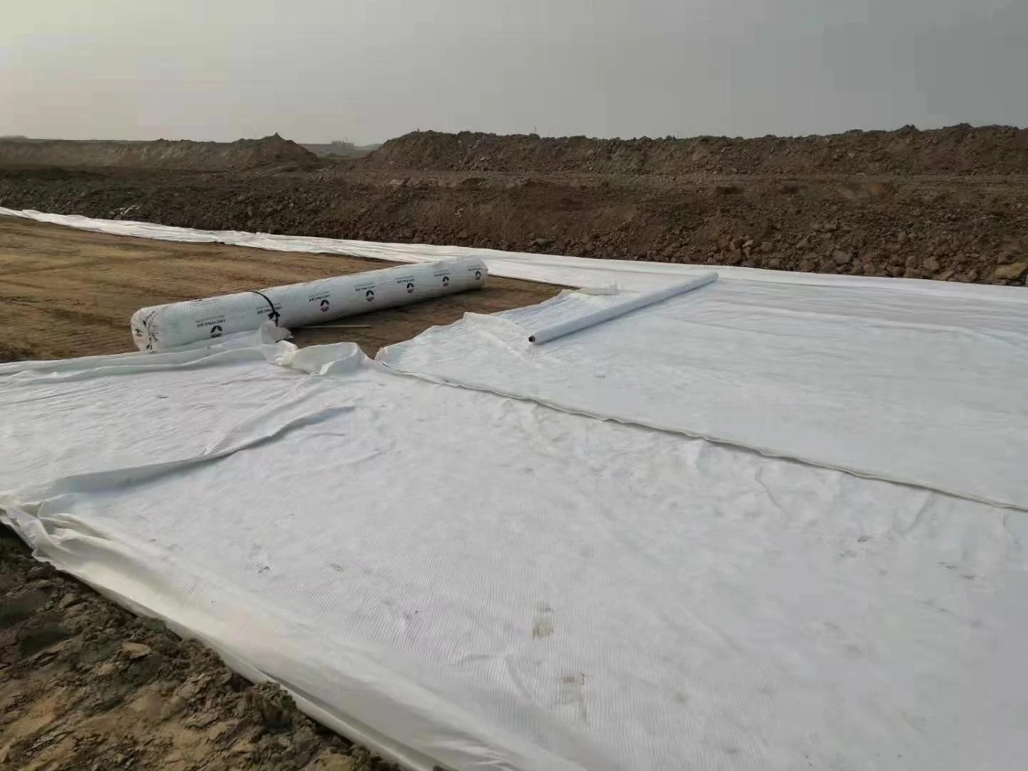 6m 3m 4800g GCL Bentonite Geosynthetics Clay Liner for Artificial Lake Railway Waterproofing River Bank