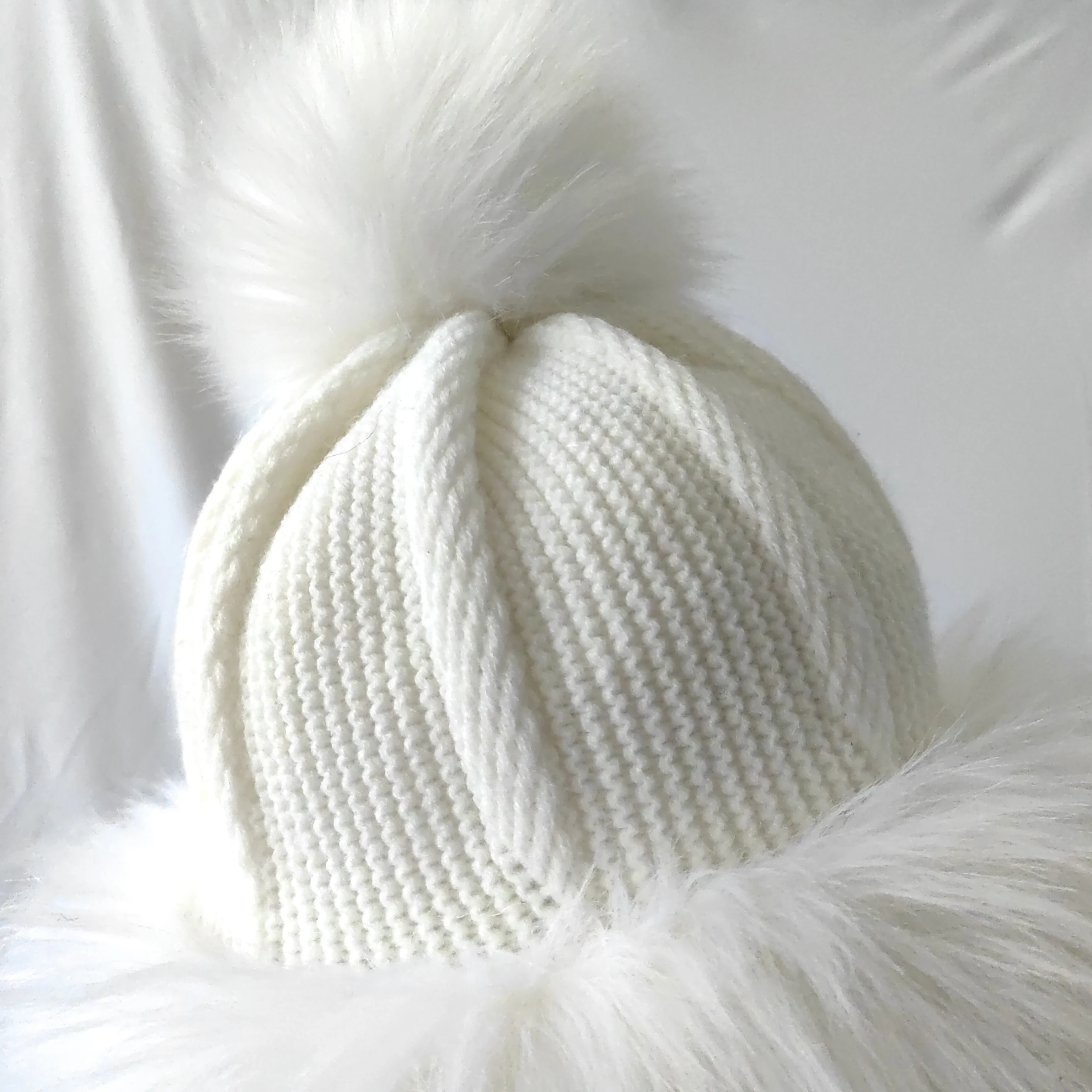 The factory supplies artificial wool cold-proof noble hair ball warm children knitted hat