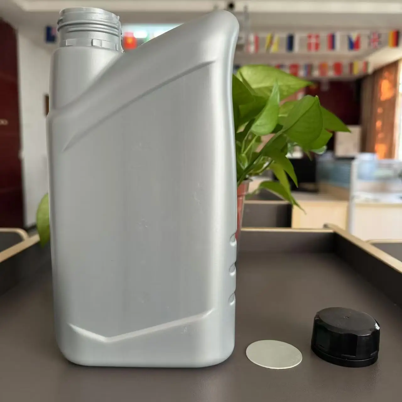 Grey 1000ML HDPE Motor Oil Bottle Plastic Jerry Can For Oil Packaging 1L