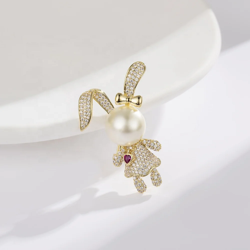 Wholesale Customization Clothes Triangle Elegant Beautiful Shine Metal Lapel Pin Gift