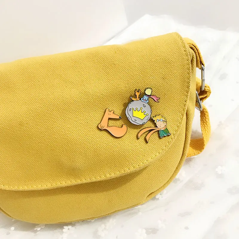 Crowns, planets, little foxes and other cartoon metal pins. Full of Japanese style, they are a great choice for accessories.