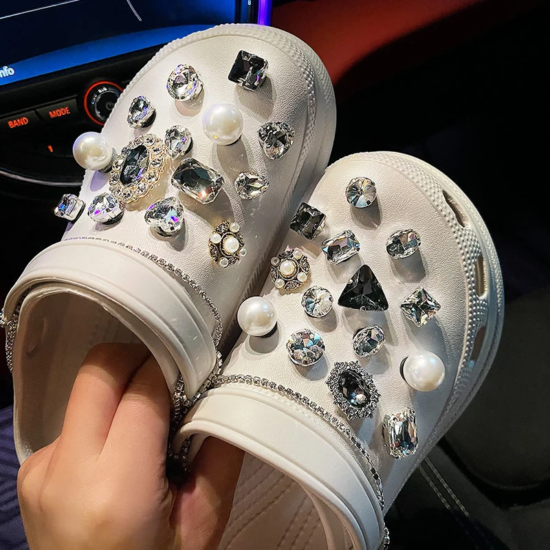 Luxury Croc Charms New Shoe Decorations DIY Clogs Women Shoe Bundle Charms for Crocs Fashion Rhinestone Pearl Croc Decoration
