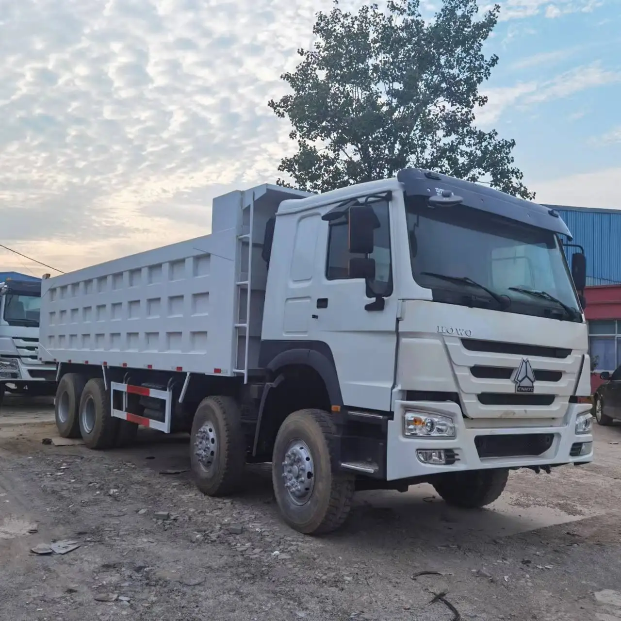 Second hand HOWO 12 wheel dump truck, 10 ton telescopic boom truck crane