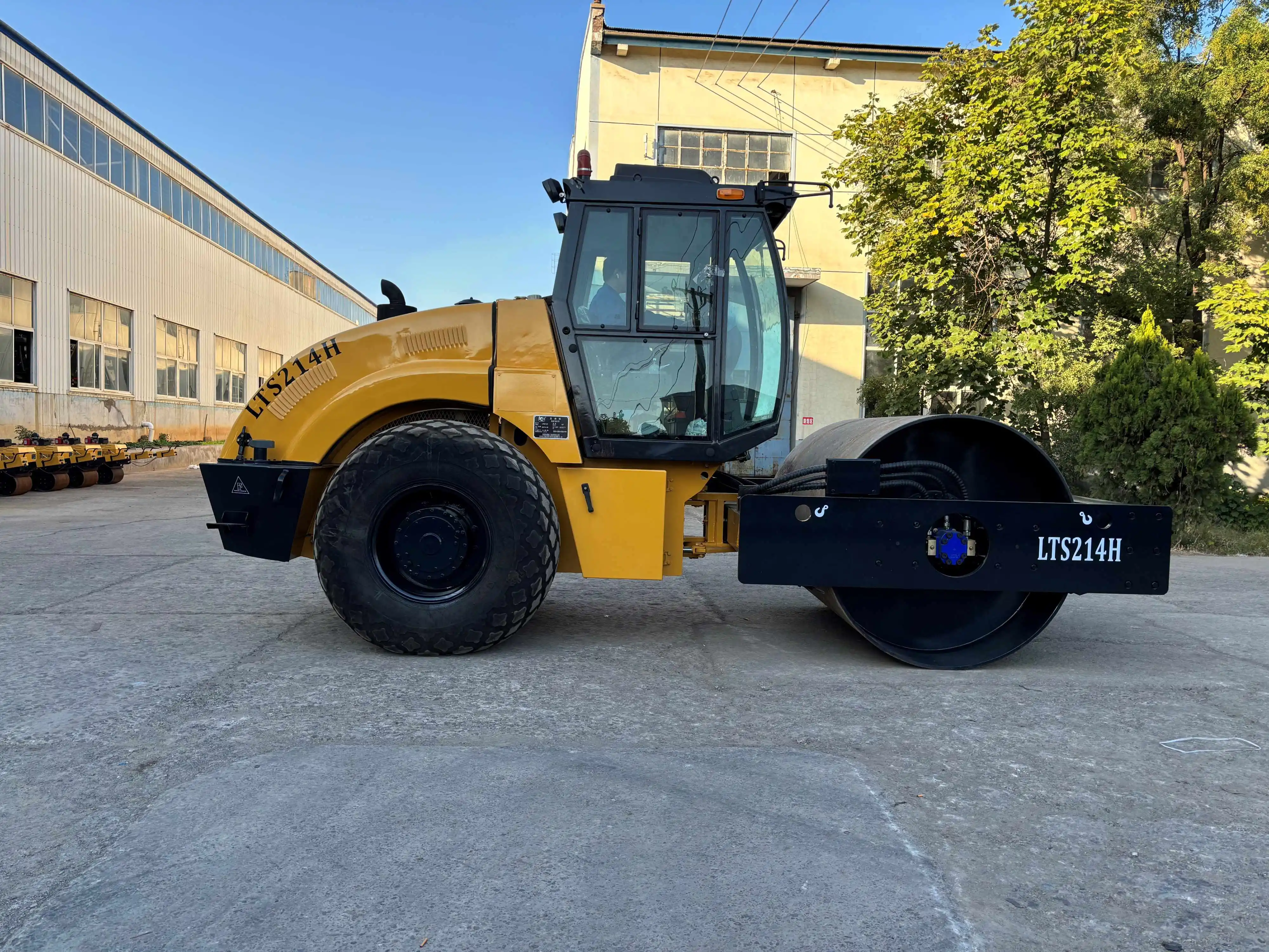 Convenient assistant roadmaking machinery 14ton Hydraulic single Drum 326N/CM Vibratory Road Roller LTC203 for sale