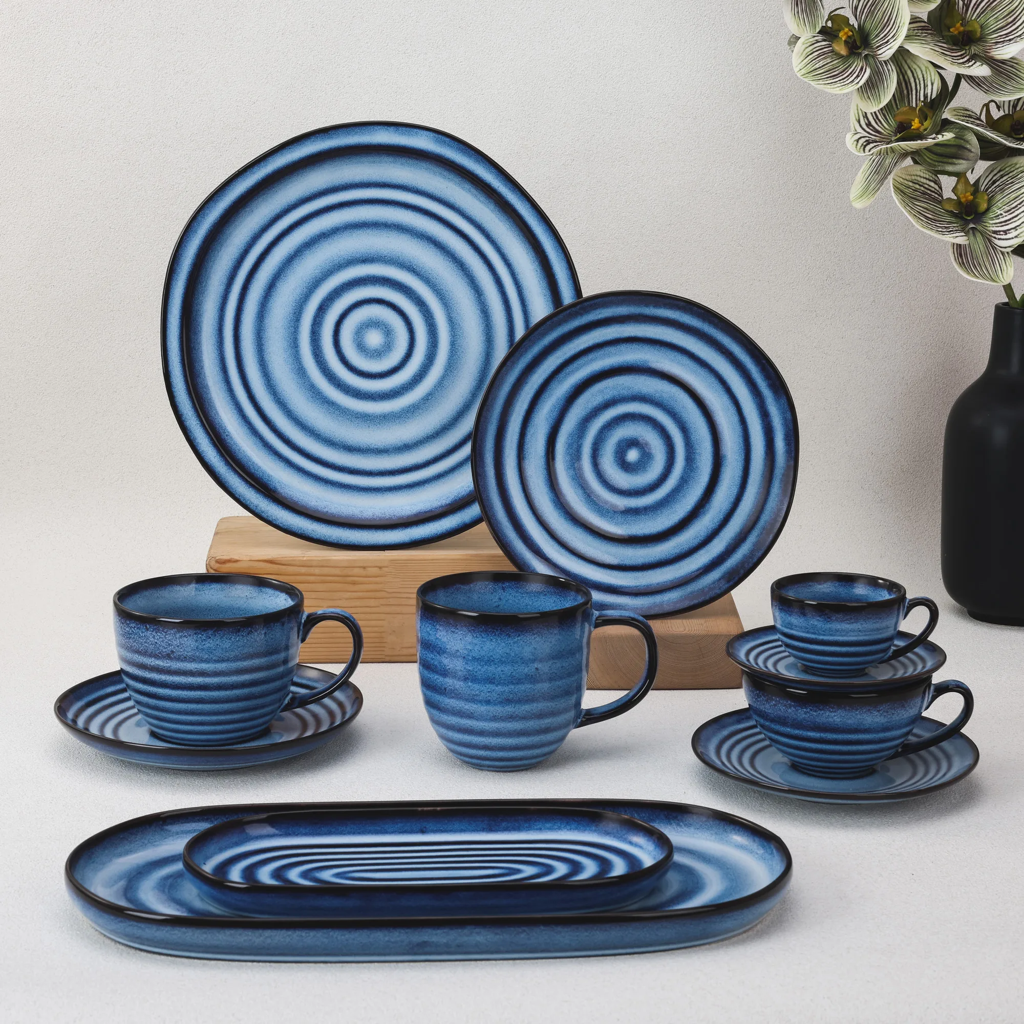 Japanese Style Blue Ceramic Dinnerware Sets Customizable Plates and Bowls Set Hand painted Spirals Pattern