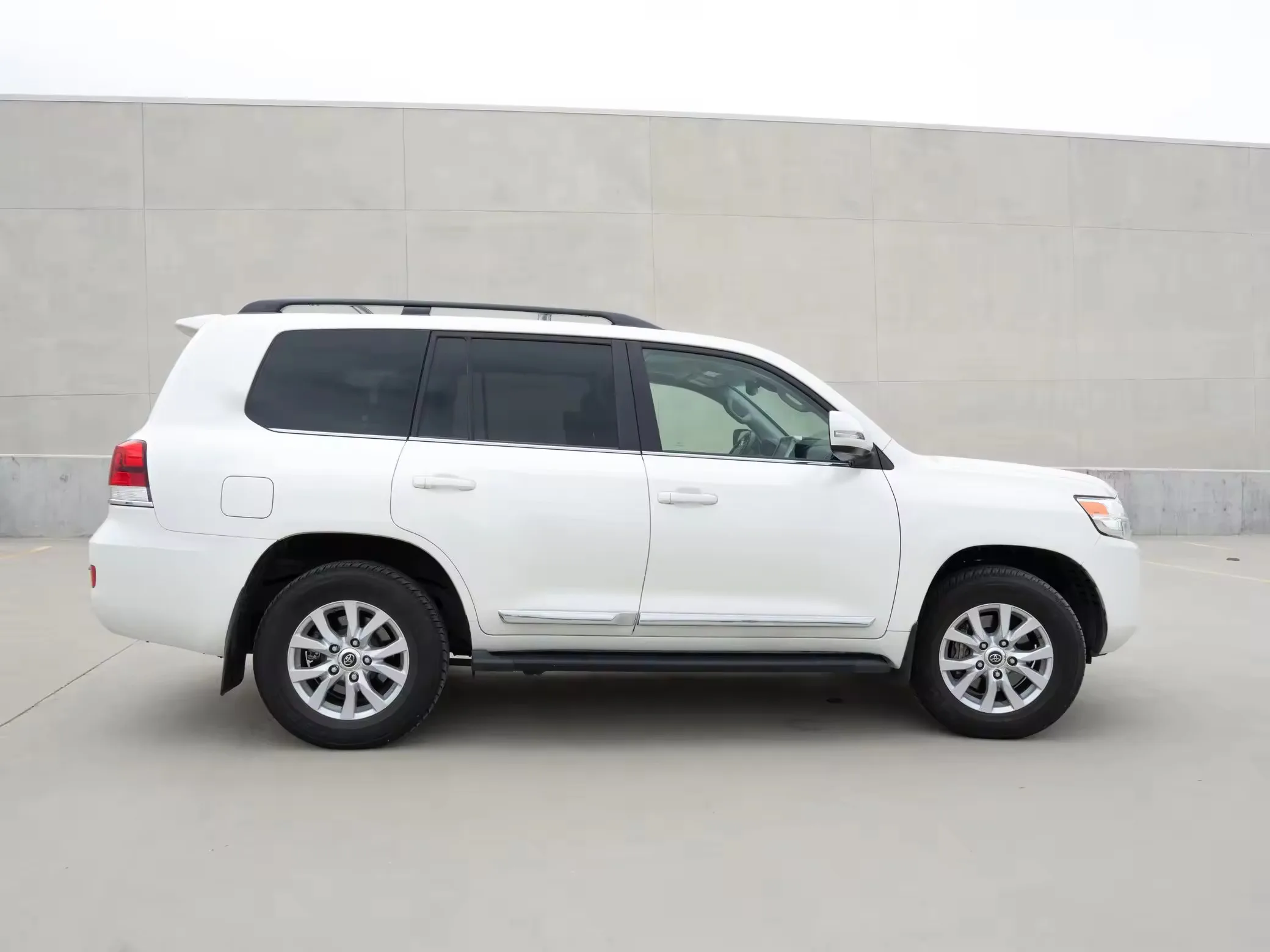 CLEAN FAIRLY USED 2019 ToyoTa LandCruiser V8 Power 4WD Mostly Owned RHD/LHD