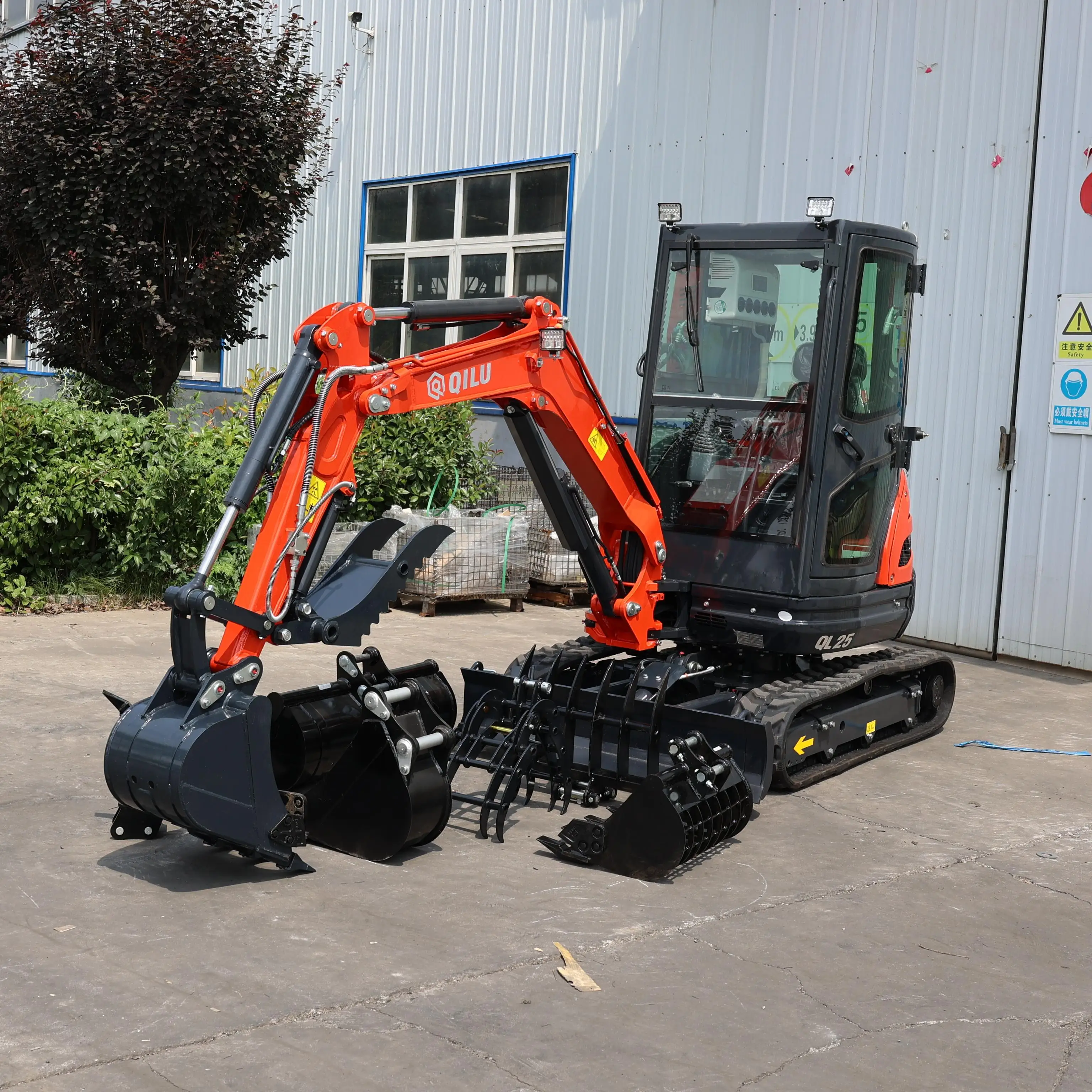 QILU  Mini Crawler Hydraulic Pilot Digger 2500kgs Small Digger Machine With Attachment With Bucket Teeth
