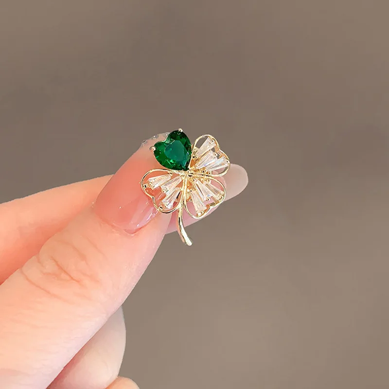 Fashion Women Exquisite Corsage Safety Pin Brooch Lucky Grass Heart Brooch Creative Green Zircon Brooch Jewelry