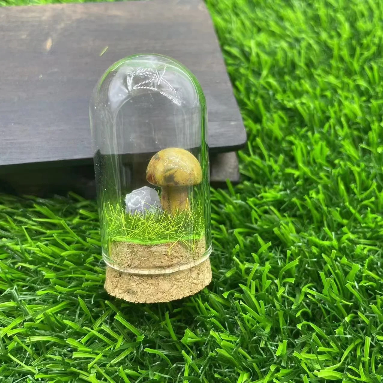 Factory Price Wholesale Natural Crystal Crafts Mini Crystal Mushroom With Glass House For Home Decoration