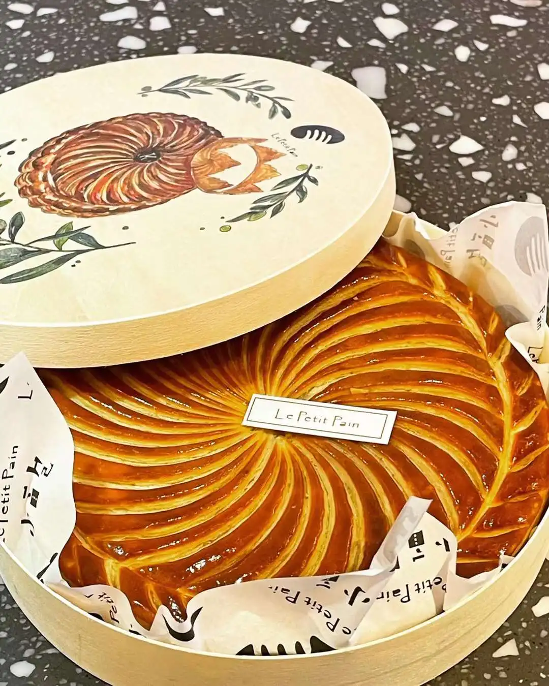Подарочная коробка из овальной воловьей кожи