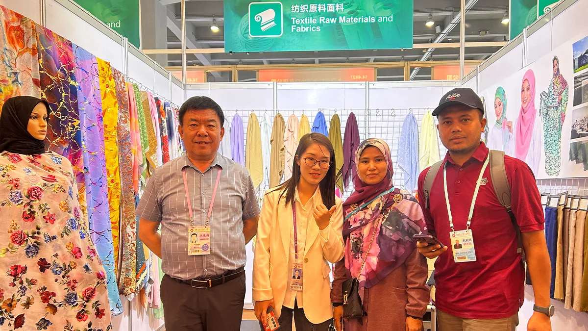 Factory Wholesale Premium Cotton Voile Hijab Bawal Malaysia Design Soft Square Printed Floral Hijab Tudung Scarf for Muslims