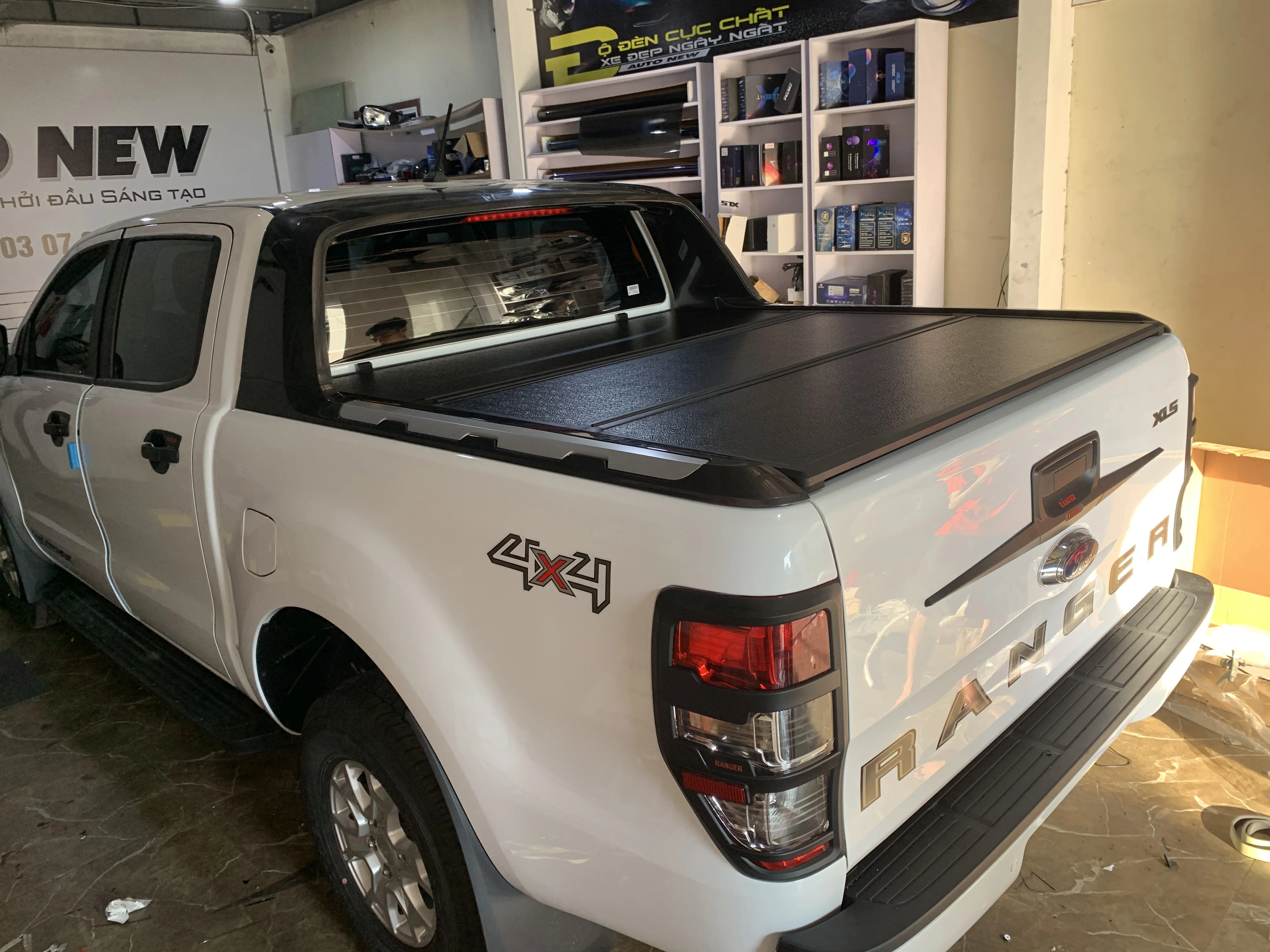 Thailand Quality 4x4 Pickup Hard Tri-Fold Cover Truck Tonneau Bed Cover for Ford Ranger XLT XLS Wildtrak Raptor F150