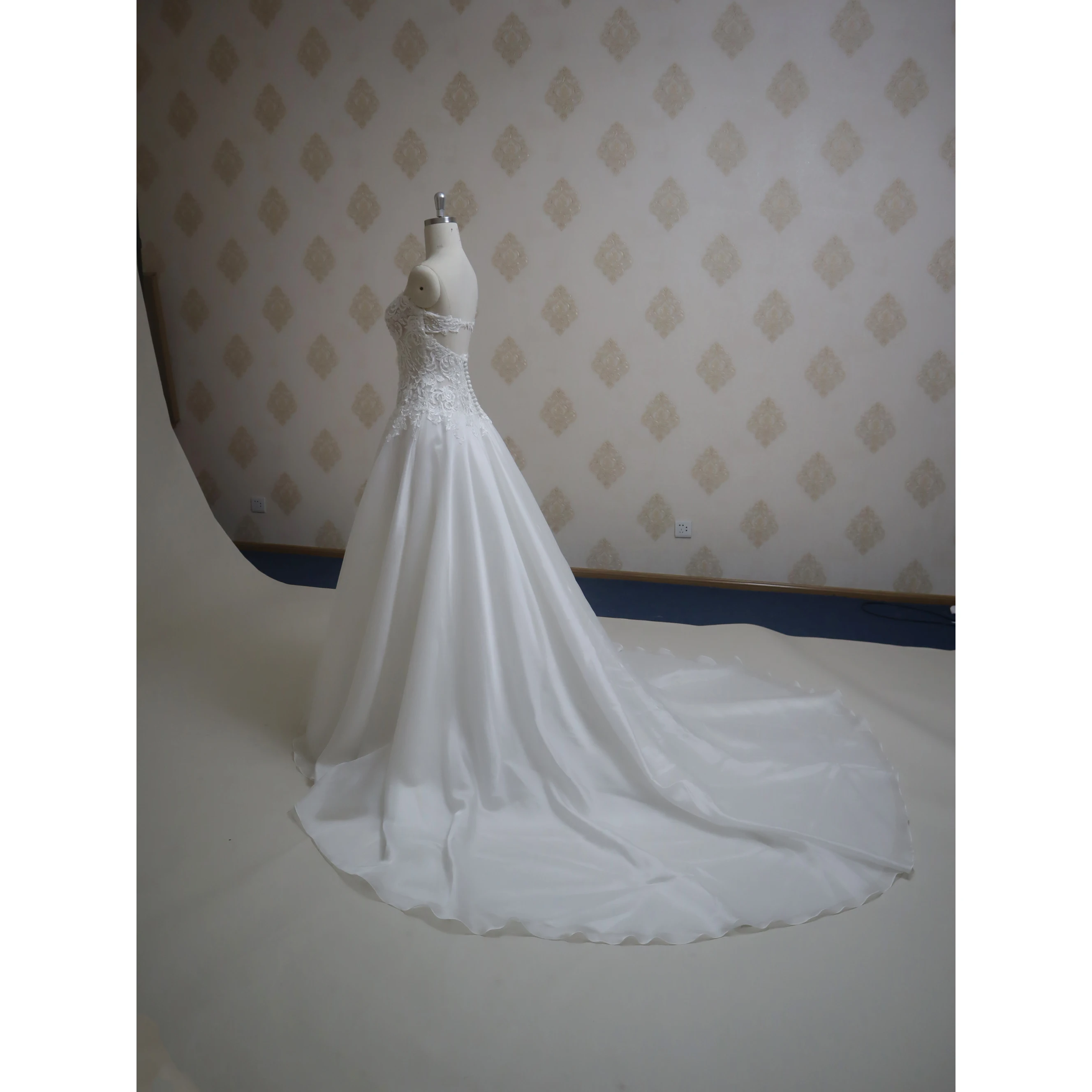 Wholesale charming sequin floral  lace back white fluffy floor length prom ball dress