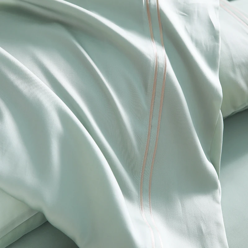 Hot Selling Small MOQ Organic Bamboo Bed Sheet Set With Border Design Luxury Silk Cooling Comforter Duvet Cover Set For Summer