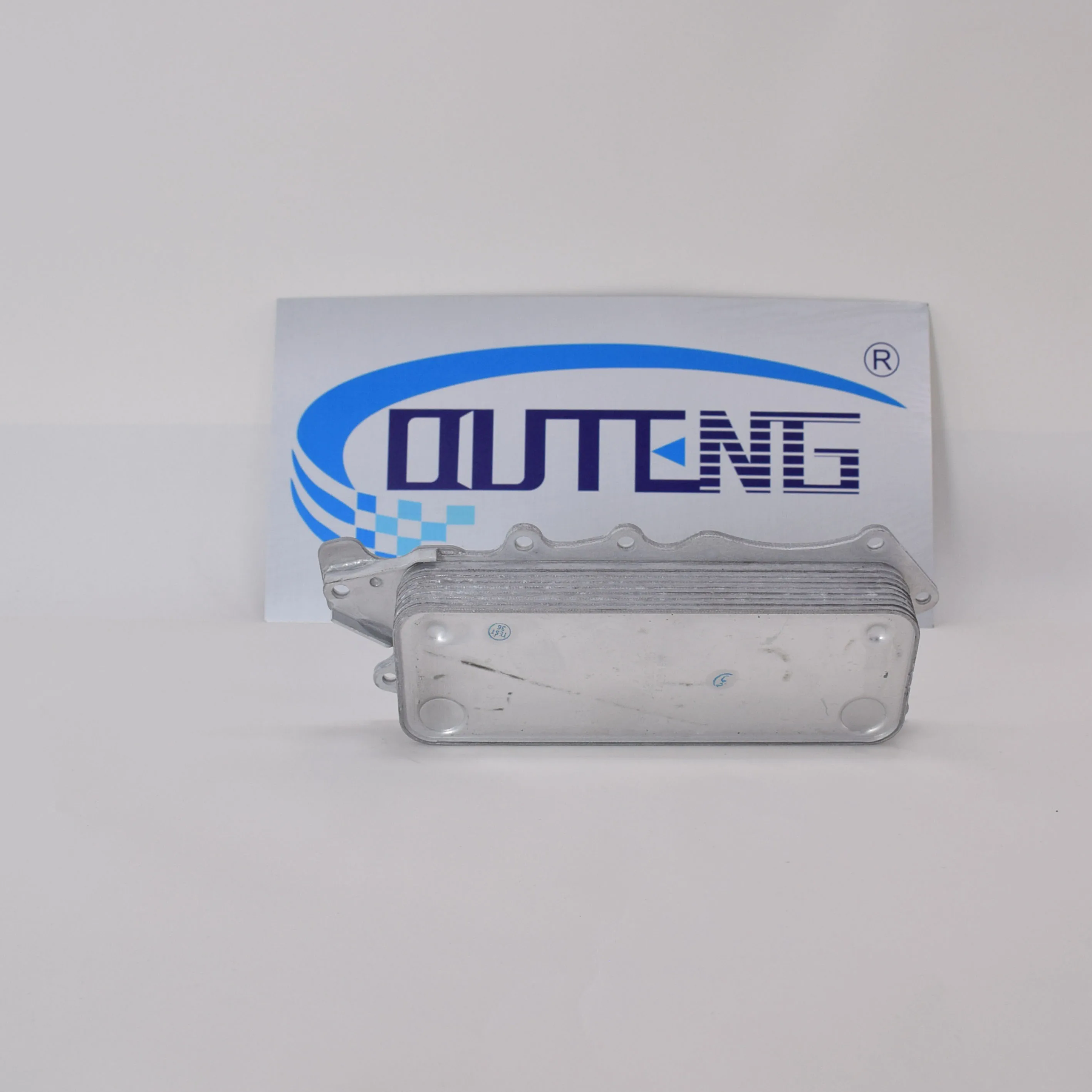 Good quality Auto Parts Engine Oil Cooler for Mercedes Benz X164 X166 X204 W164 M624 6421800165