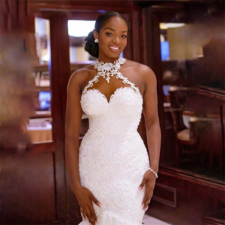 Платье свадебное с юбкой-годе кружевное V-образным вырезом и открытой