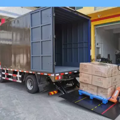 2 TON tail lift hydraulic tail lift installed on the rear of the truck