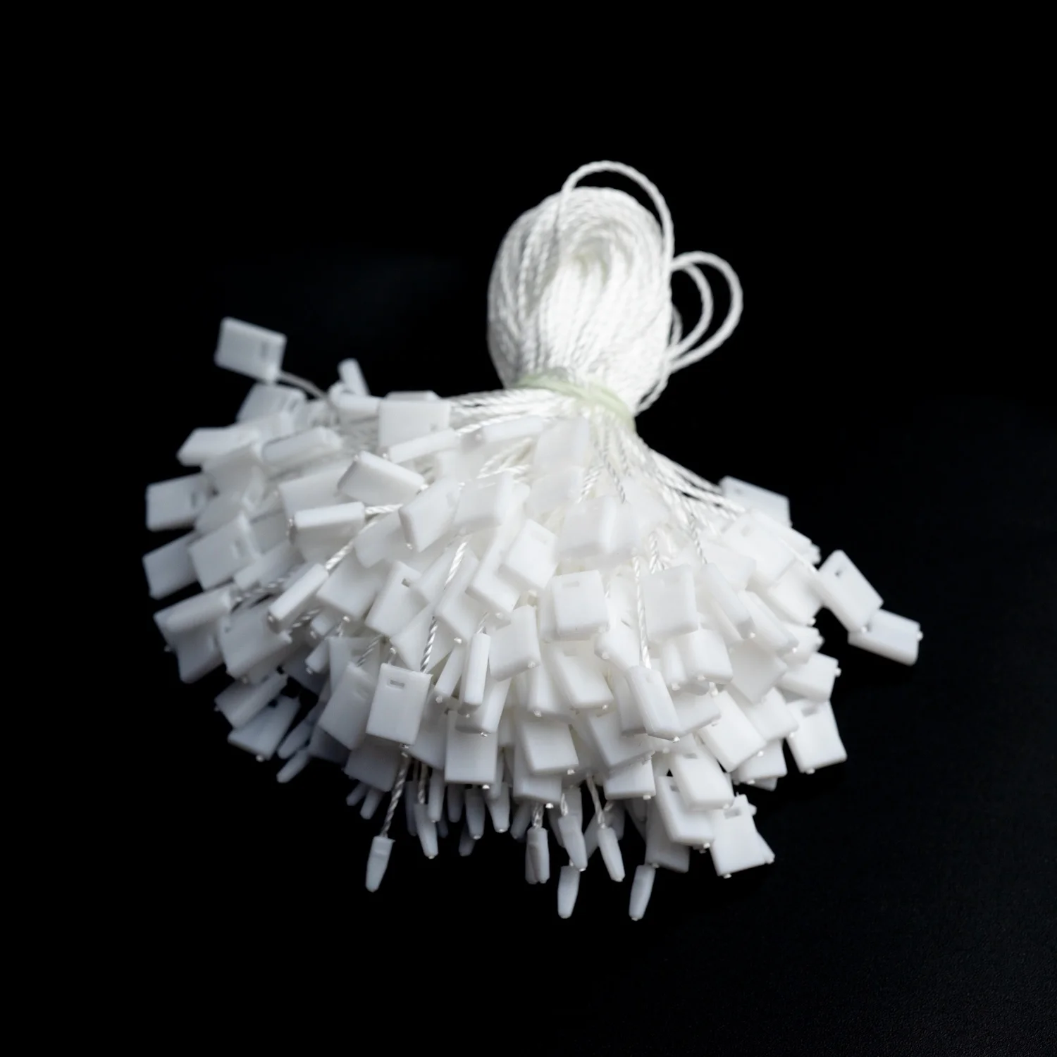 New Designer Custom Embossed Clothes String Plastic Garment Seal Cord Punch Label Clothes Hang Tag China Bags Shoes Cotton PVC