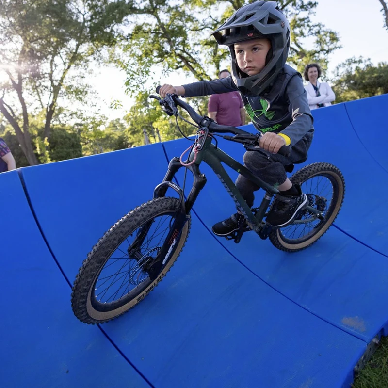 Plastic Modular Pump Track Velocity Loop 2 Is a Sequence of Roll Overs and Berms for Bikes BMX Scooters Skateboards