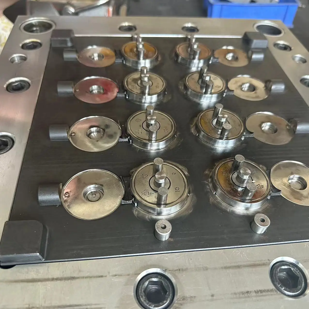 Silicone valve flip top cap mould 33mm flip top cap mould lid plastic molds