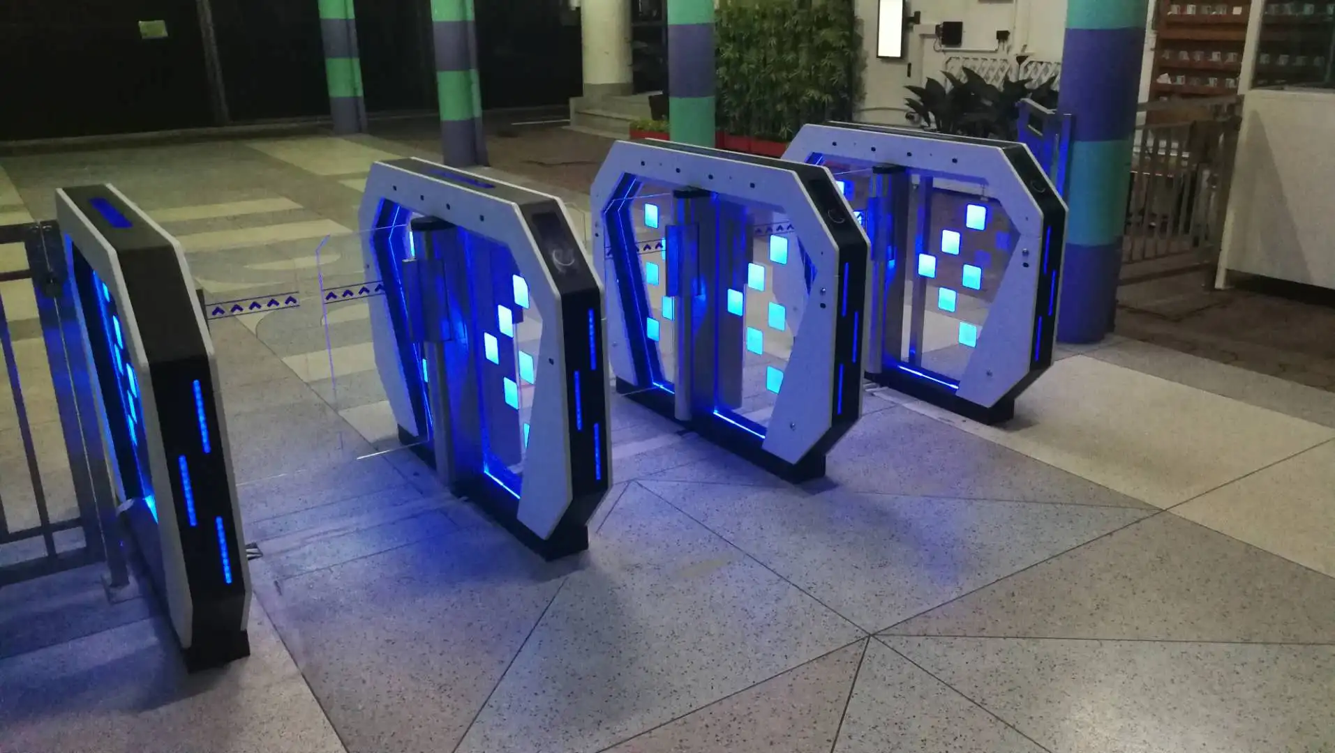 Аэропортовый поворотный турникет