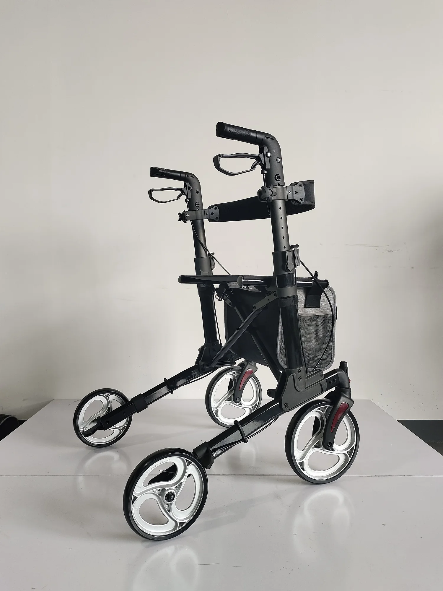 Foldable Light Weight 4 Wheels Walkers Mesh Seat Removable Backrest Rollator Walker For Elderly People And Disabled People