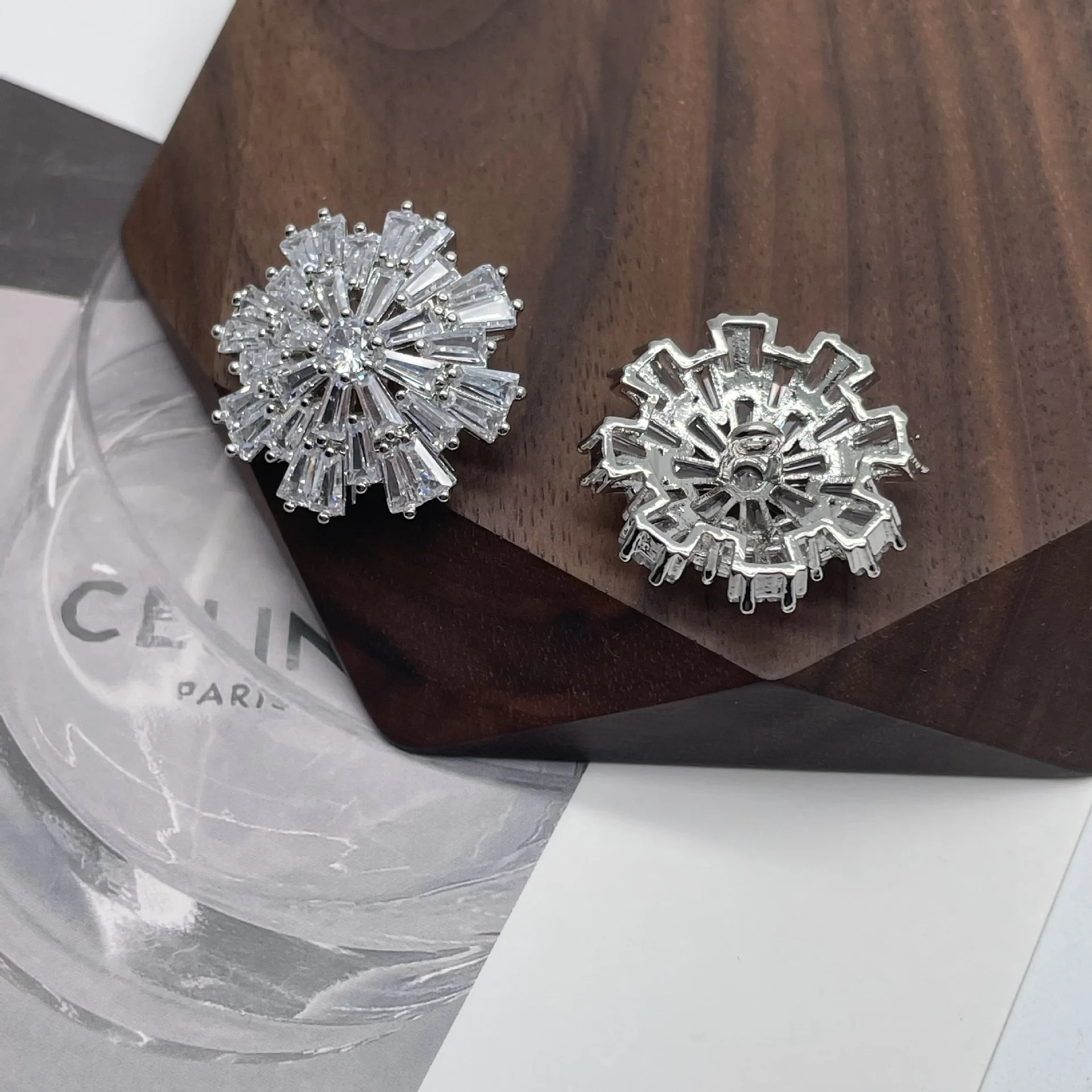 JFZB022 Wholesale Shiny Bling Natural Snowflake Shape Zircon Button Fashion Jewelry Diamond Button For Wedding Dress