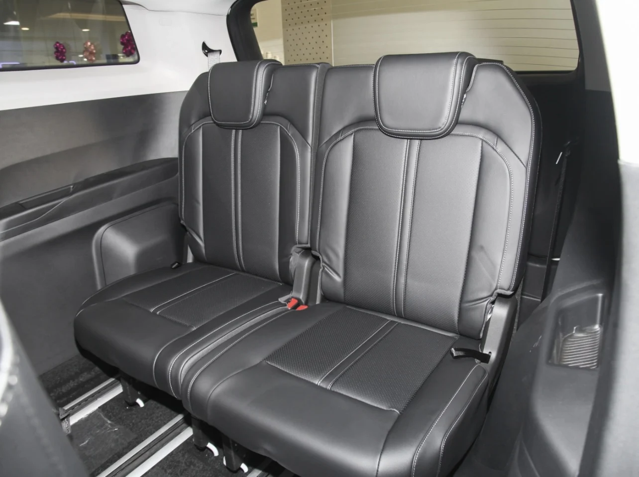 blue white colour, inside is blackfull top luxury version 2023 year new wuling victory car