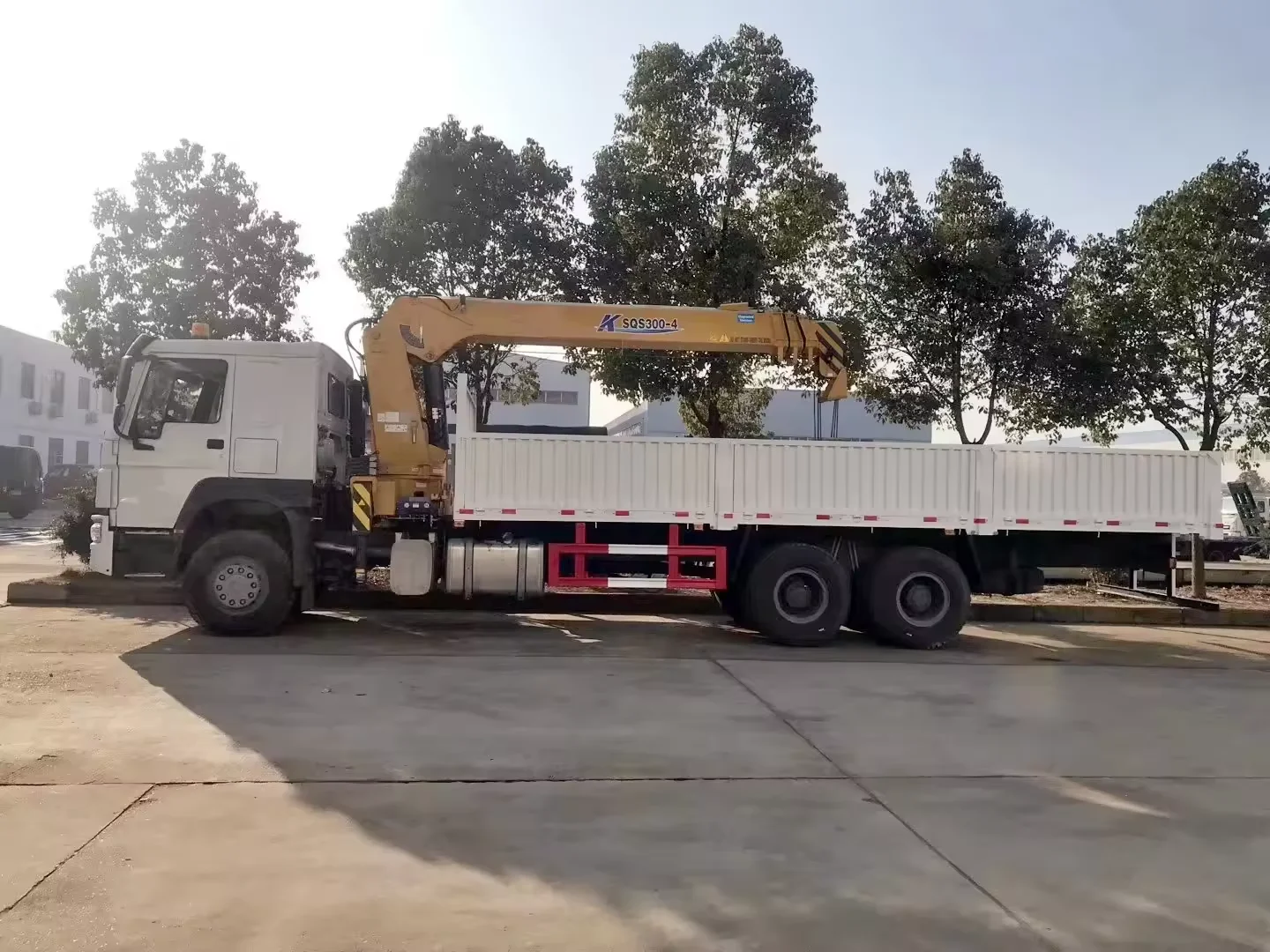 Heavy duty crane efficient telescopic boom crane truck flexible 11 ton boom for smooth lifting at urban construction sites