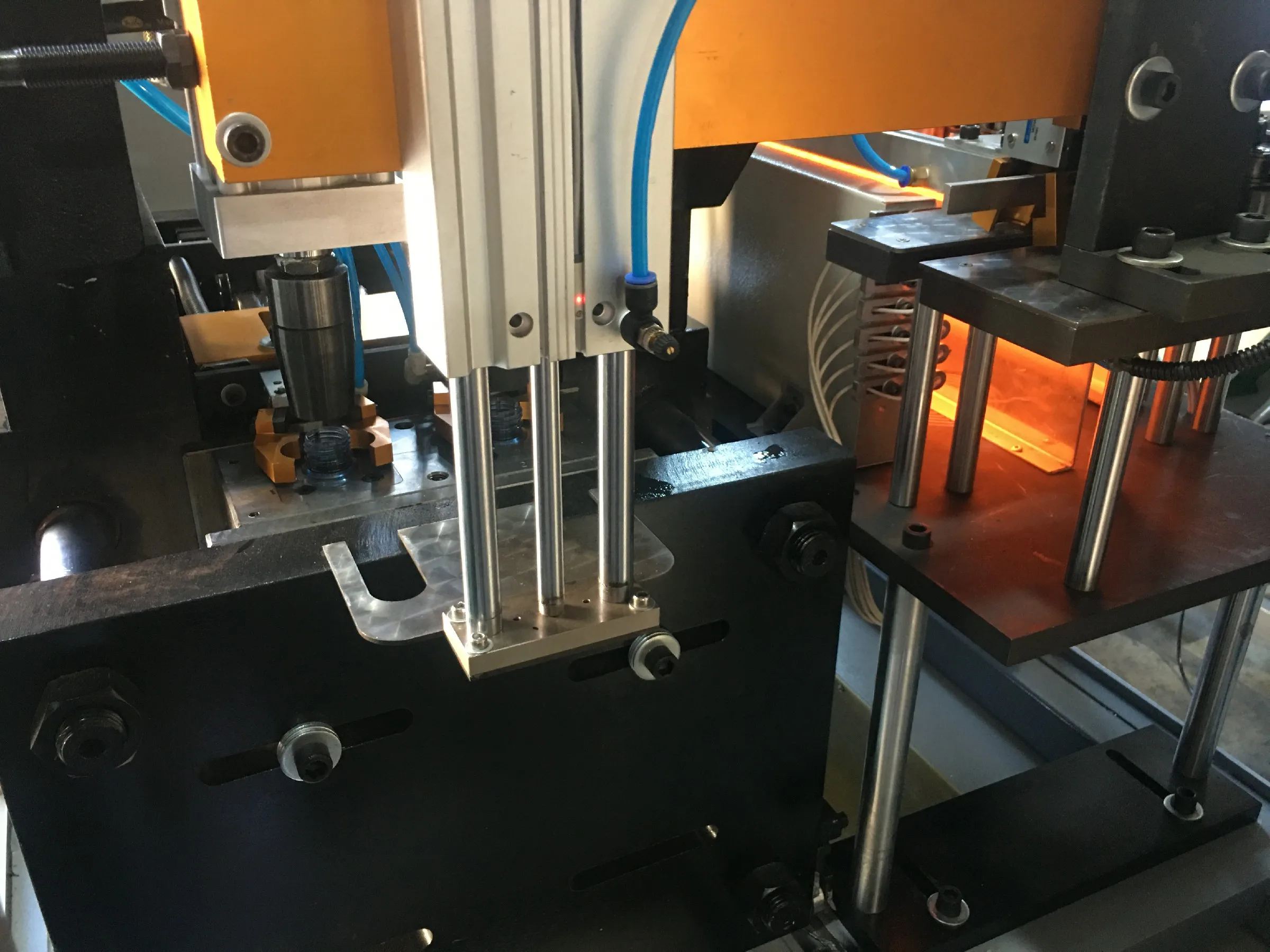 2000BPH 2cavity pet bottle blowing machine for plastic bottle