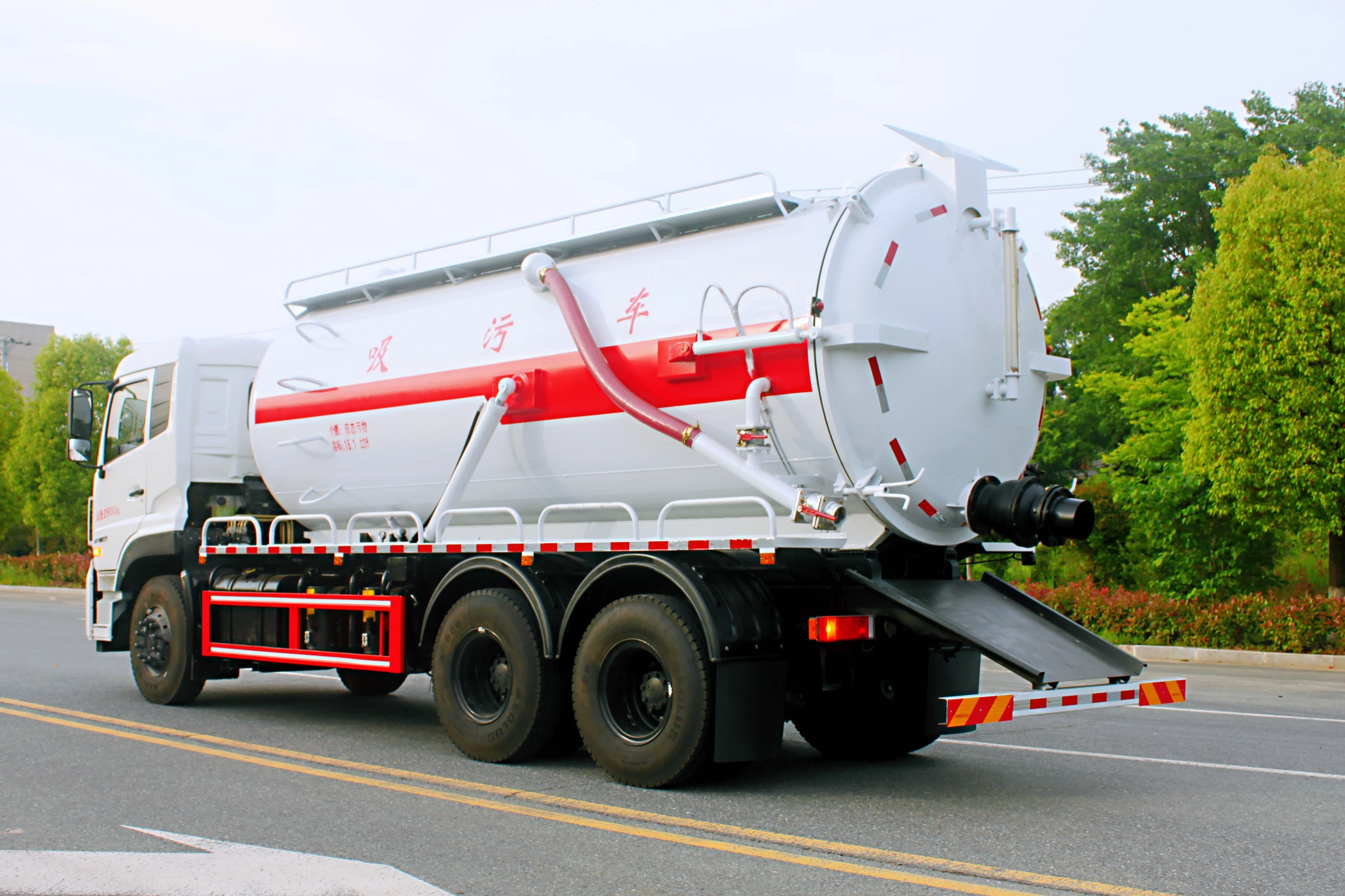 Vacuum Pump Sanitation Vehicles Clean Sludge 25T 14.28cbm Heavy Duty Truck Sewage Suction Truck