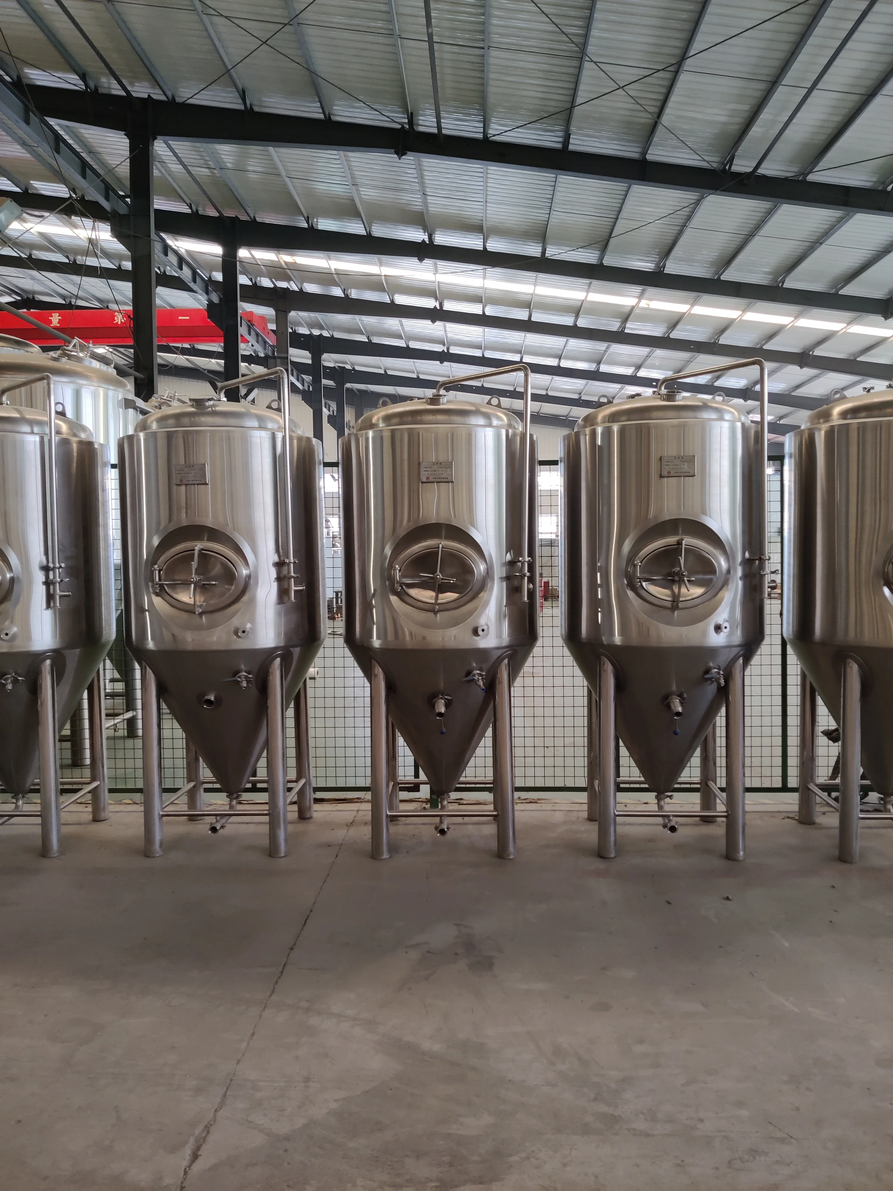 Резервуар для брожения пивоварения, пивоваренное оборудование, машина для производства пива
