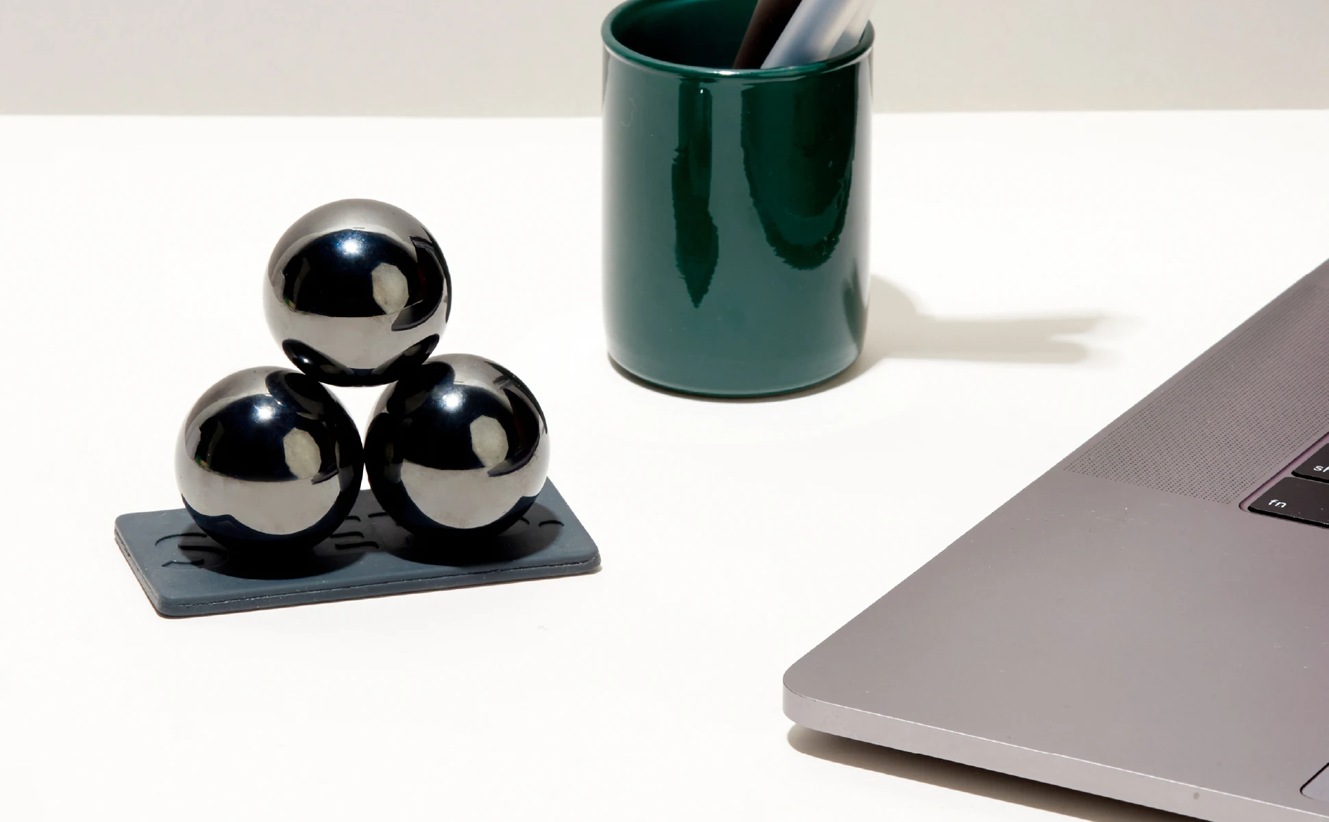 Magnetic Hematite ball for stress and anxiety relief Magnetic Ball for Daneng Stress Ball 33 mm diameter sphere magnet for fun