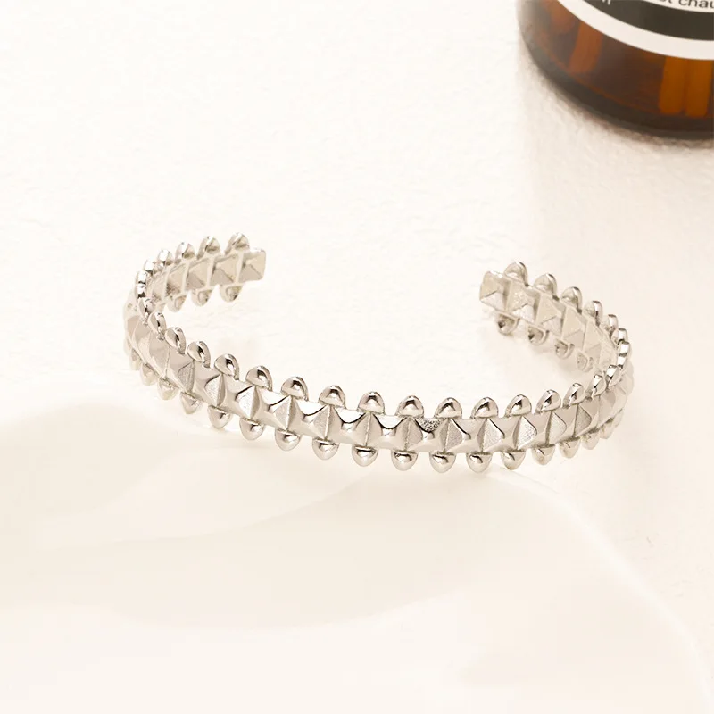 Ouj  New Design Spike 316L Stainless Steel Open Men Rivet Square Bracelet 18K Gold PVD Plated Cuff Titanium Bracelet for Women
