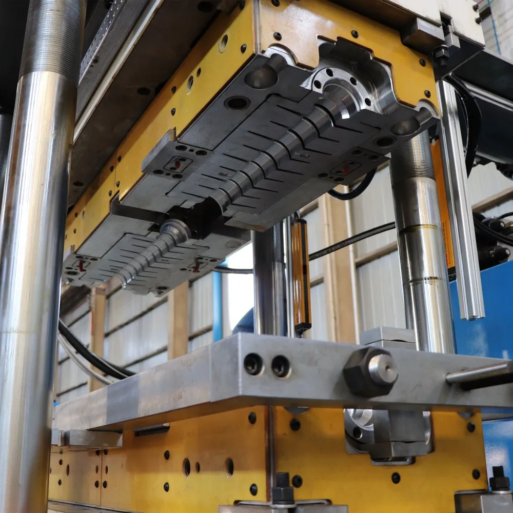 Composite insulators injection machine 650ton for making middle voltage composite insulators