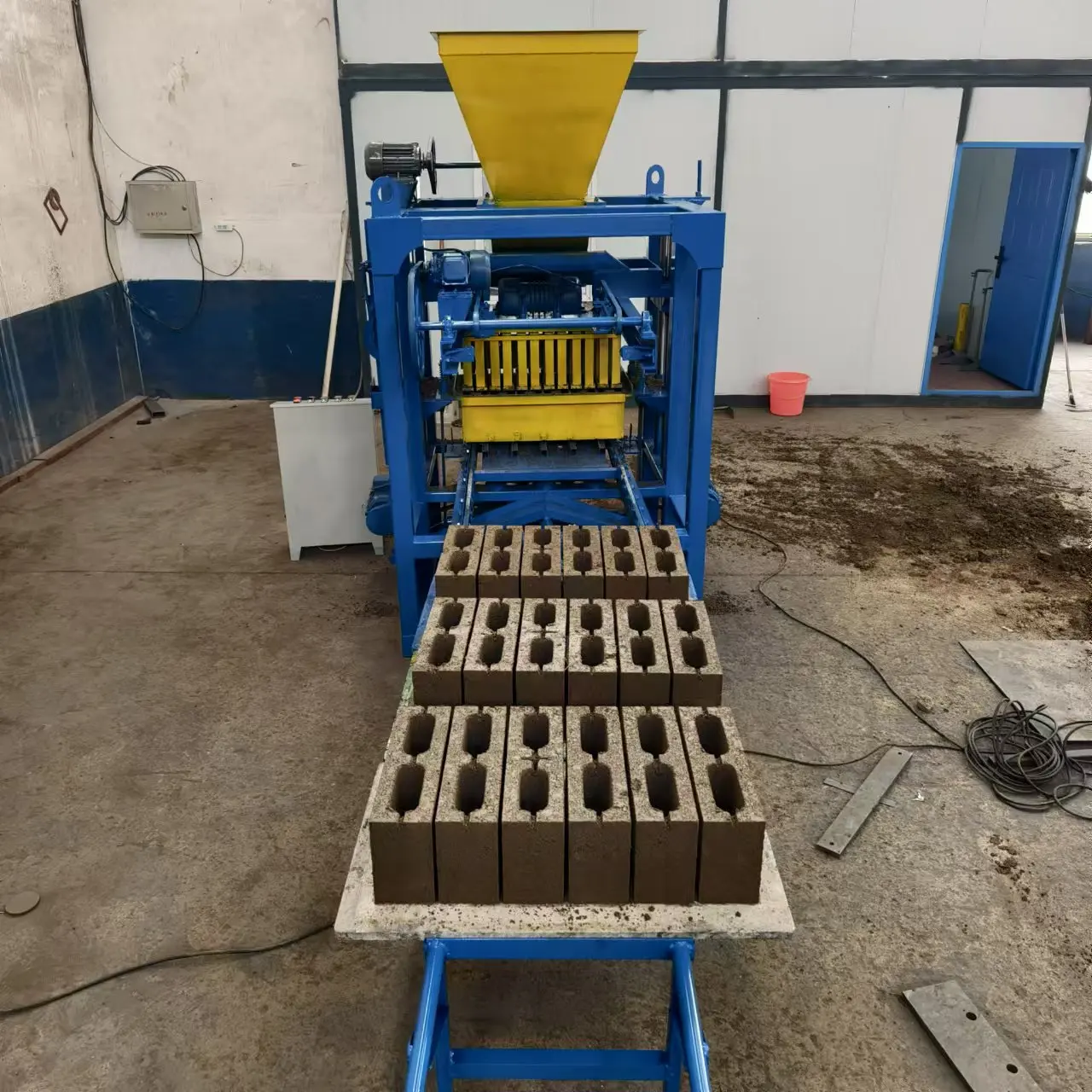 Полуавтоматическая производственная линия вибрационного типа питается от электродвигателя или генератора электроэнергии