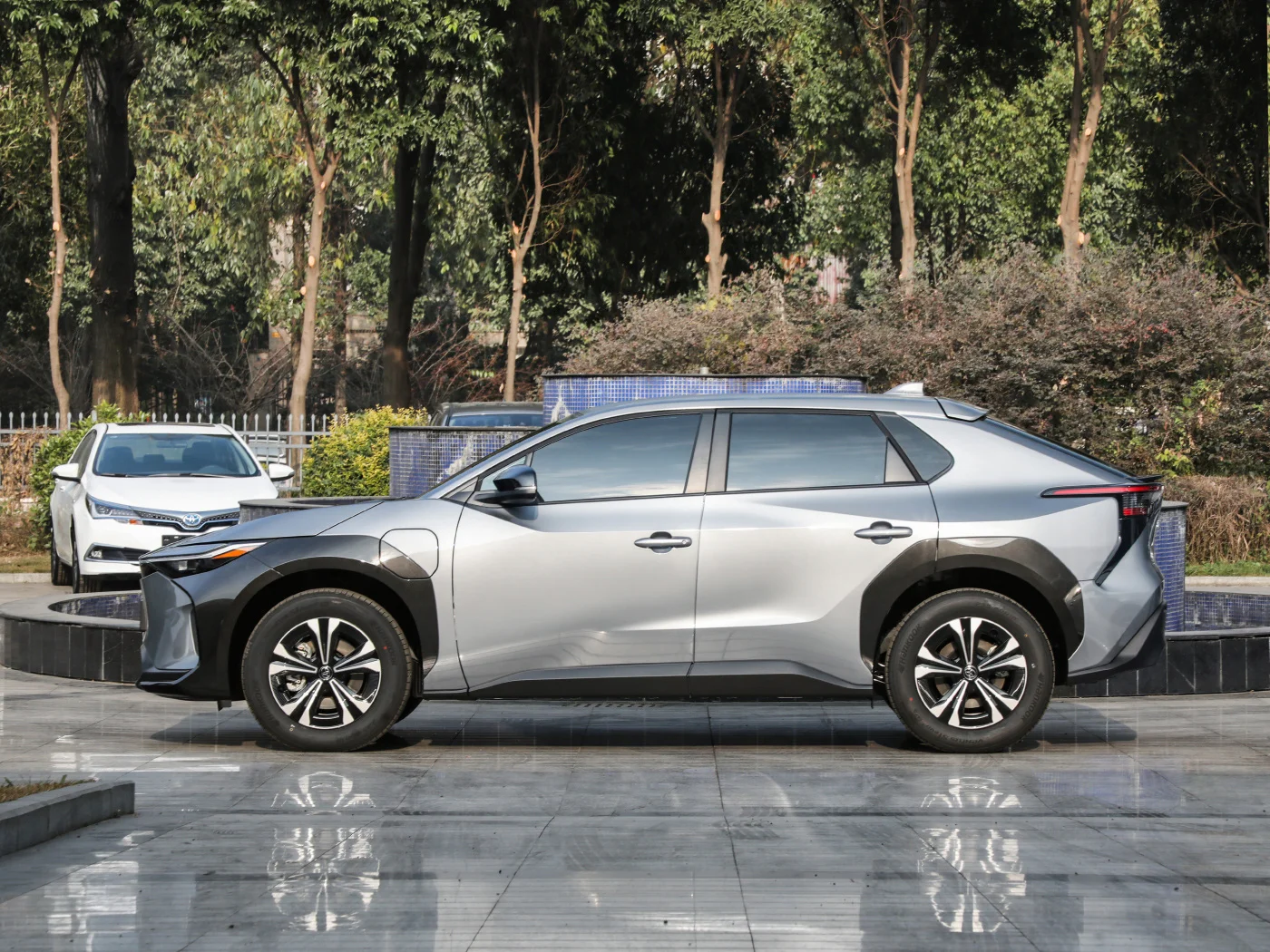 Мощный электромобиль Faw Toyotas BZ4X 2024 с двумя приводами Новый энергетический электрический внедорожник на 615 км до-yota Bz4X 2WD 4WD