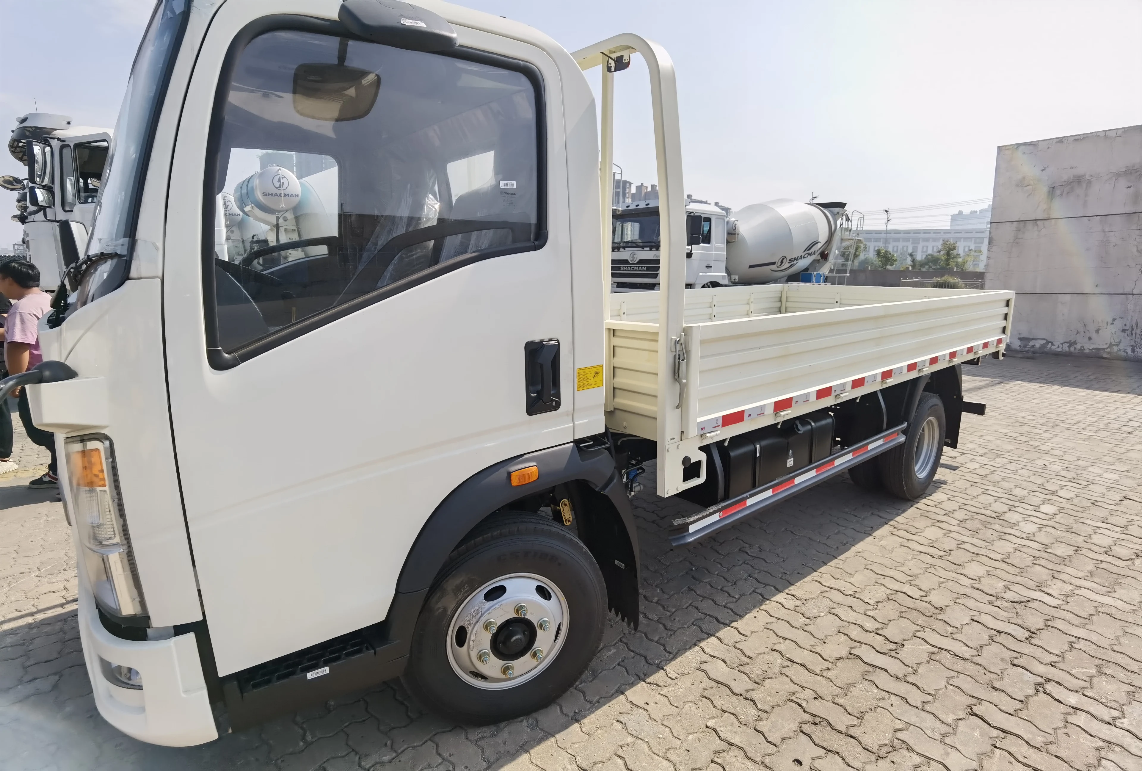 New Model Light Mini Truck Light Lorry Truck Duty Sinotruck Cargo Truck For Sale To Algeria