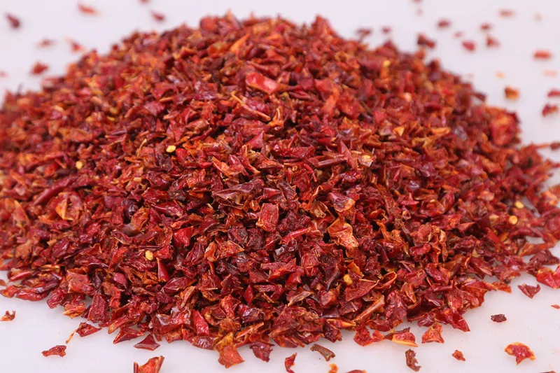 Mature, air dried red sweet bell peppers flakes diced for soups