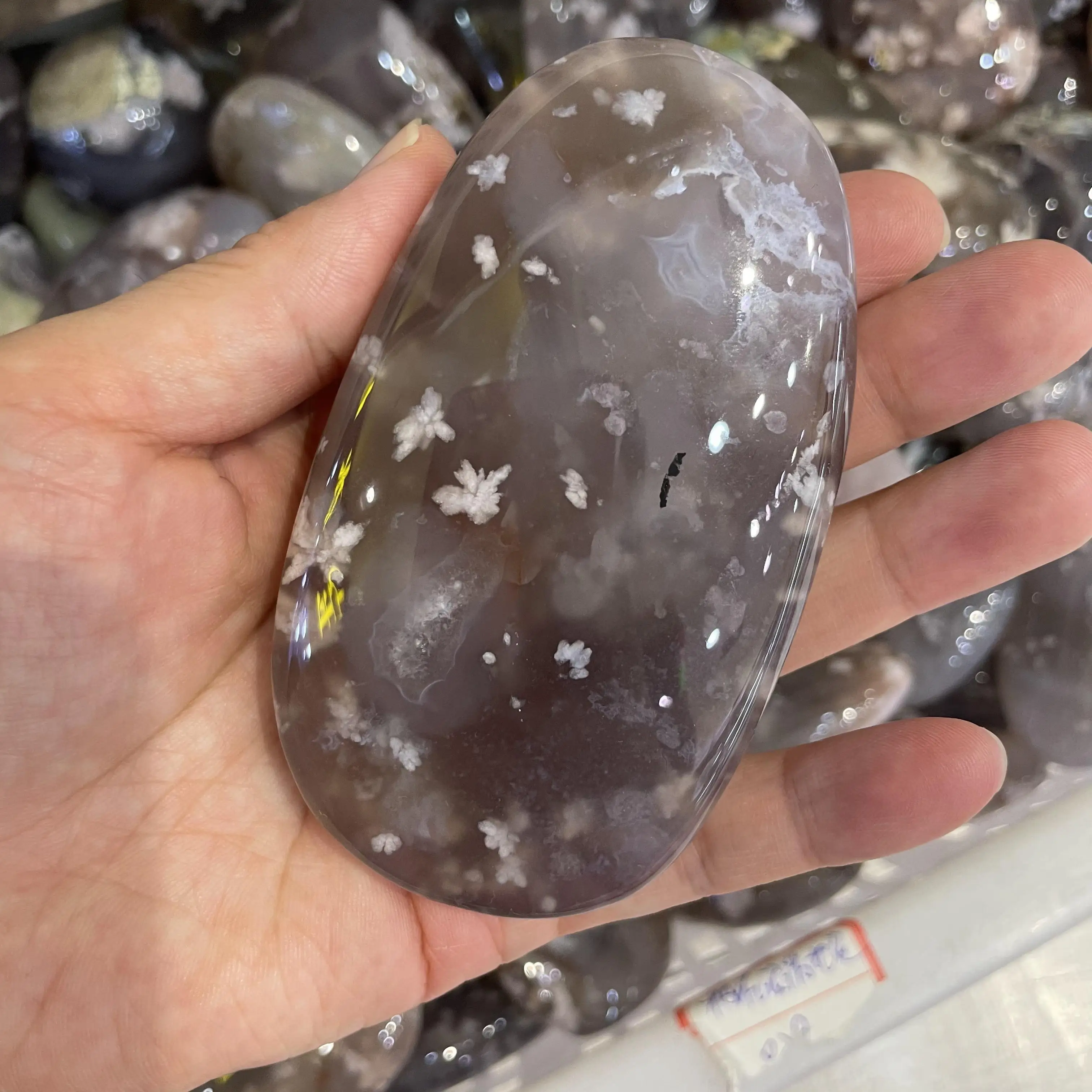 Wholesale natural black flower agate palm stone blue quartz crystals healing palm stones sakura gemstone rock folk crafts
