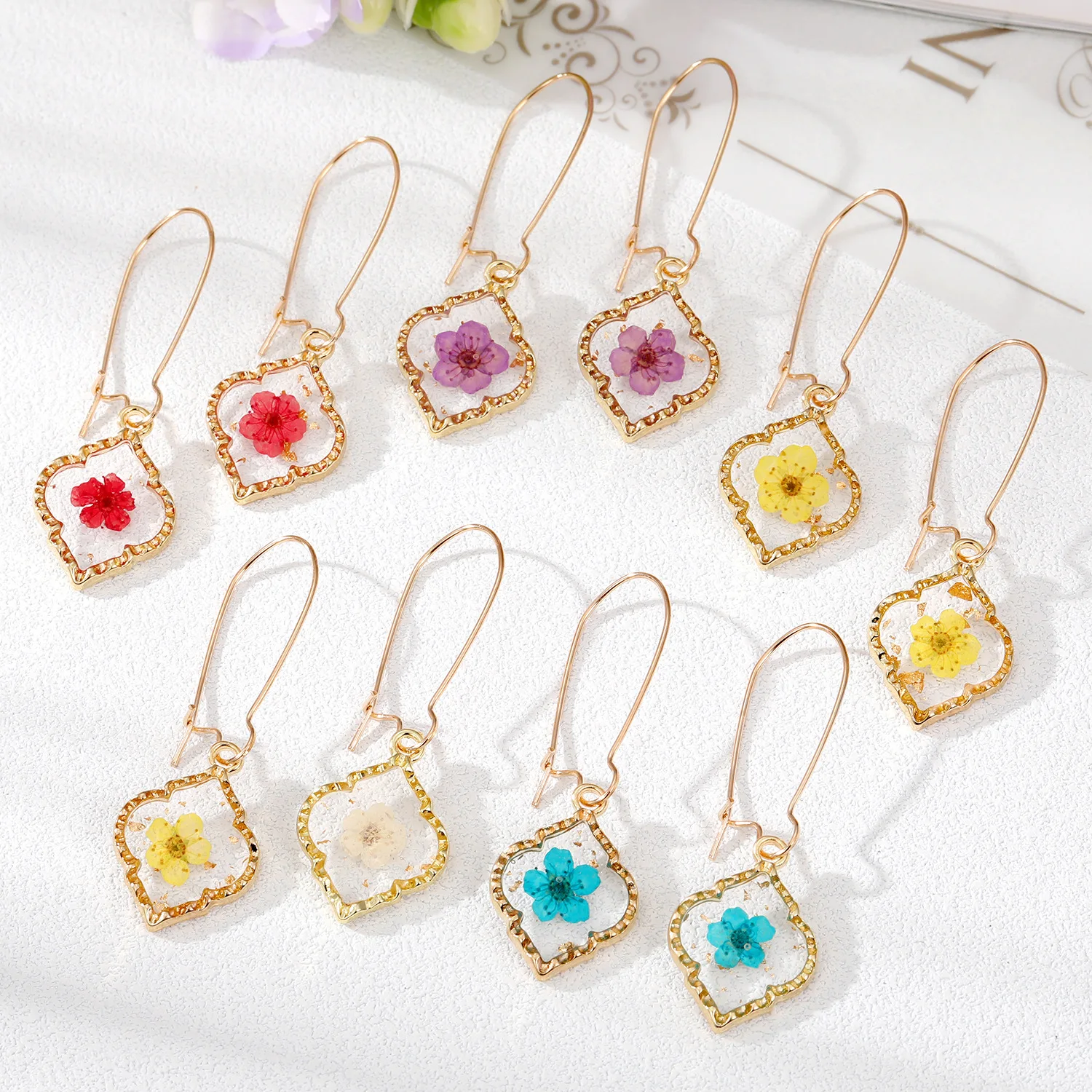 FanYue Geometric dried flower earrings Fashion Immortalized flower pendant with gold rim earrings