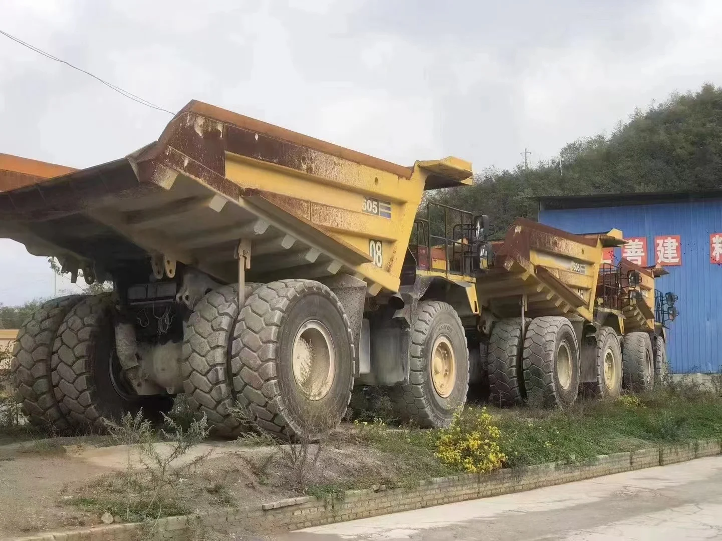 Famous brand used Komatsu 605 Mining dump truck good condition cheap price on sale machine shop in dubai online